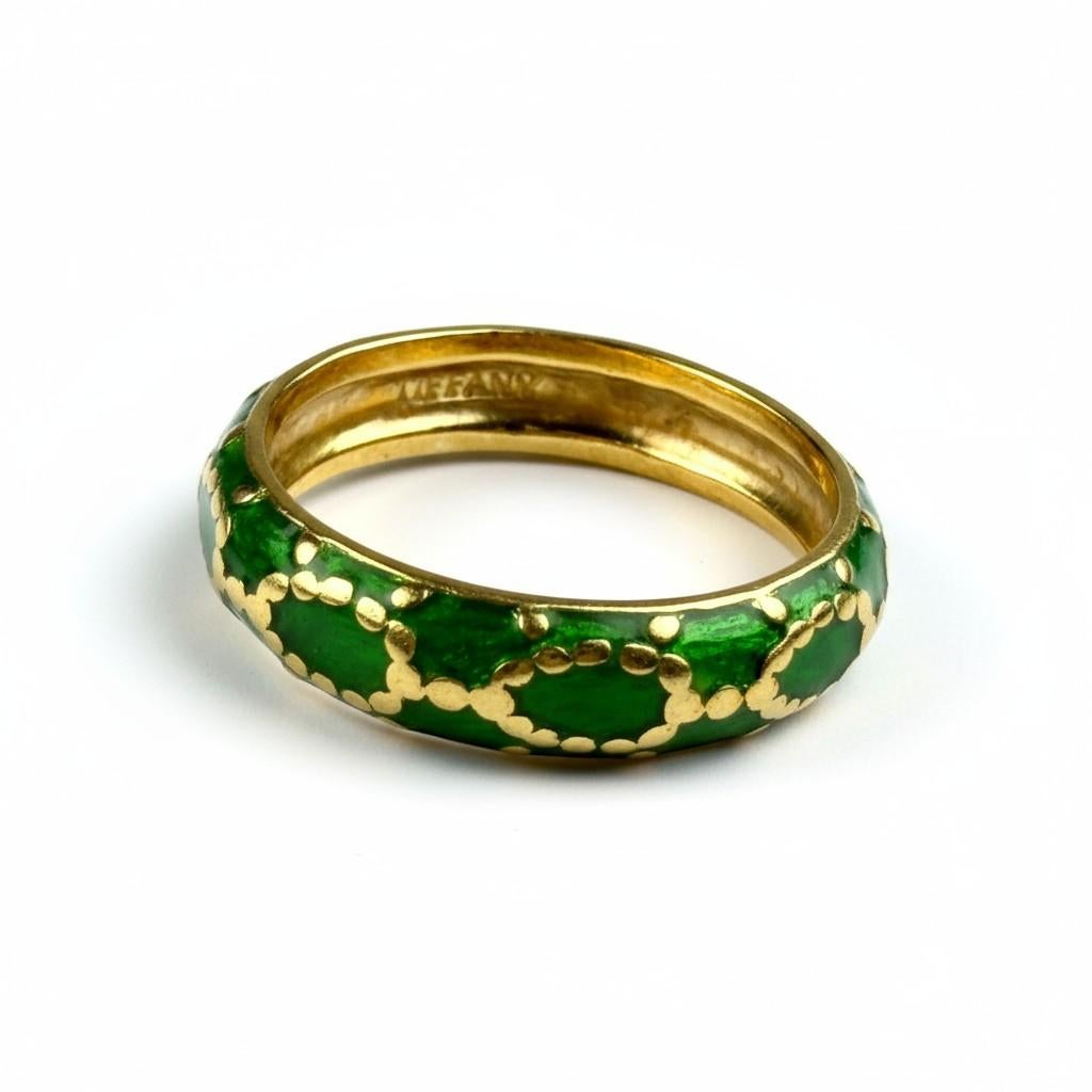 Moderno Vintage Tiffany & Co. Anello a fascia in oro giallo 18 carati e smalto verde in vendita
