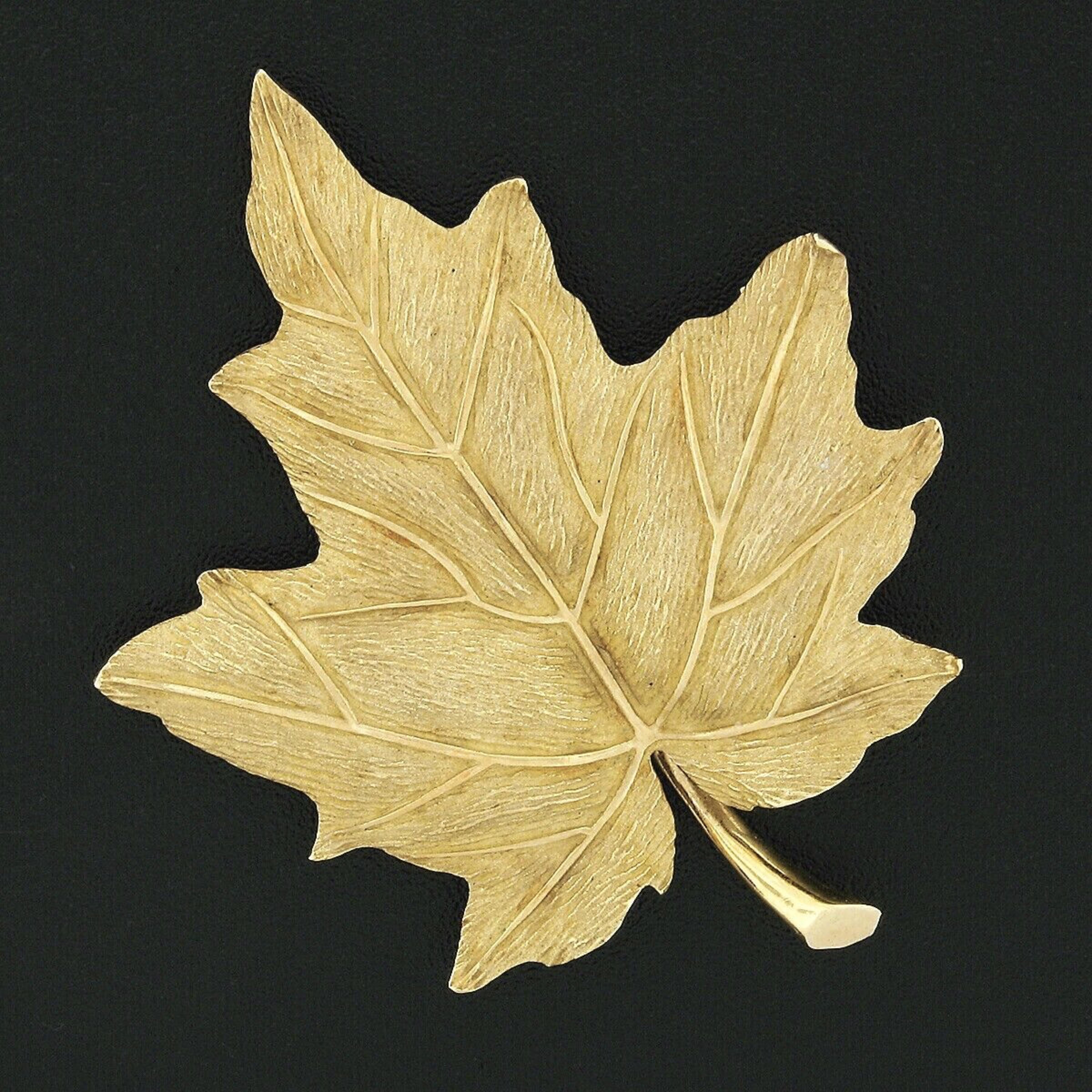 Here we have an amazing vintage brooch, 100% guaranteed authentic Tiffany & Co., crafted from solid 18k yellow gold. The brooch features a very detailed maple leaf showing incredible hand etching work, giving this piece its realistic appearance and