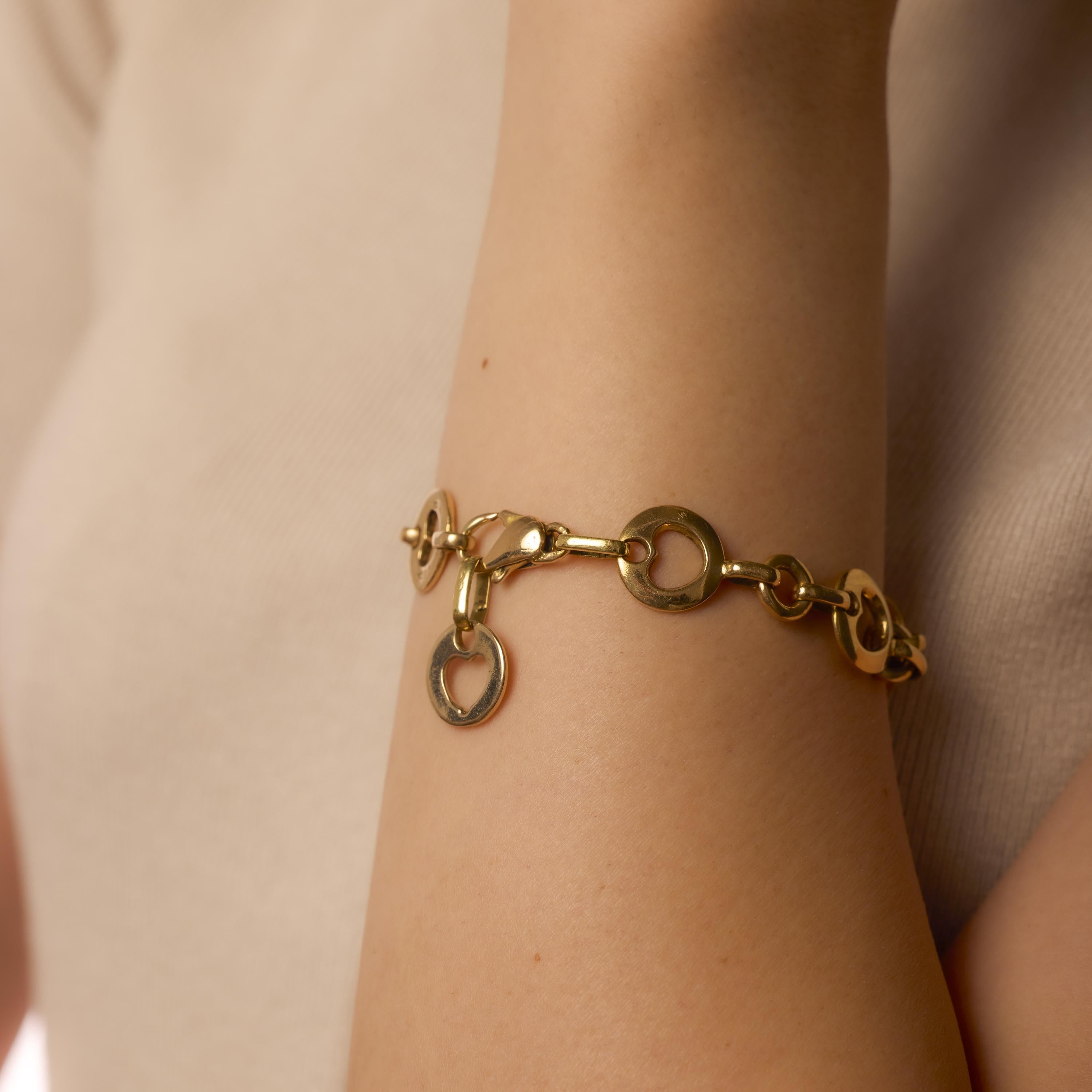 Vintage Tiffany & Co. 18k yellow gold heart chain bracelet In Good Condition For Sale In Beverly Hills, CA