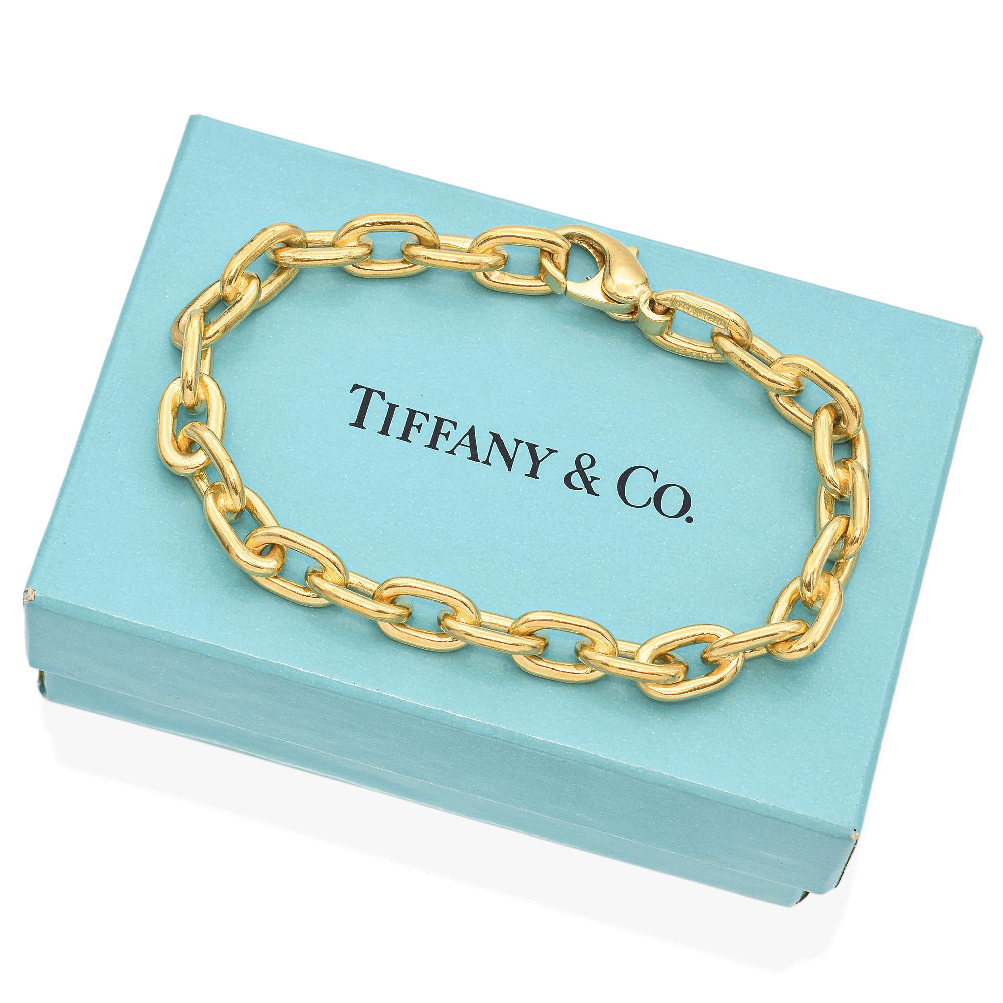 This exquisite bracelet is crafted in 18k yellow gold, featuring a classic chain link design. The links are polished to a high shine, creating a luxurious and timeless look. It is in excellent condition and showcases the impeccable craftsmanship of