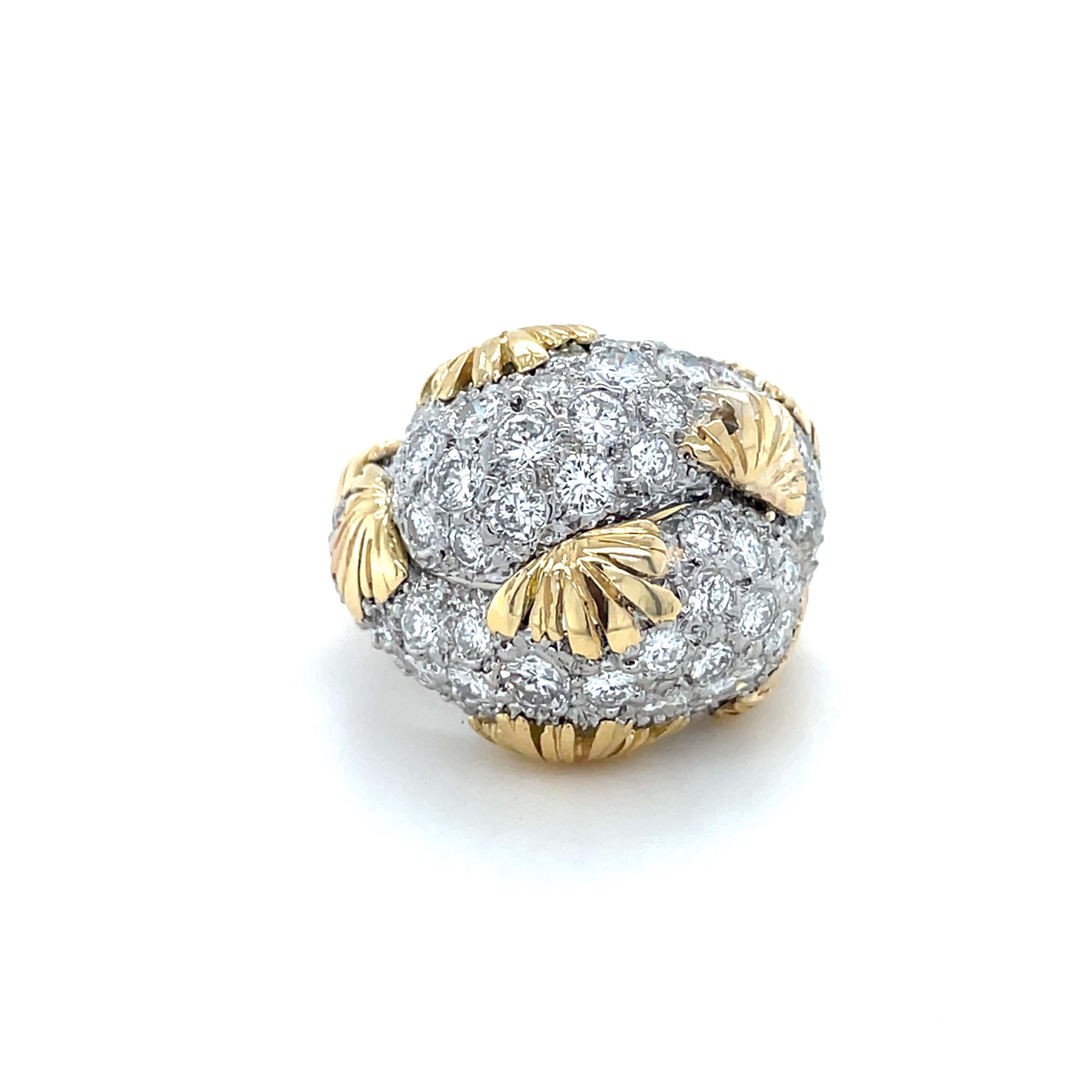 Este anillo �único, diseñado por Tiffany & Co., contiene 60 diamantes redondos de talla brillante de primera calidad con un peso total aproximado de 3,00 quilates. En un diseño de derivación con motivos de conchas marinas en oro amarillo.

Tamaño del