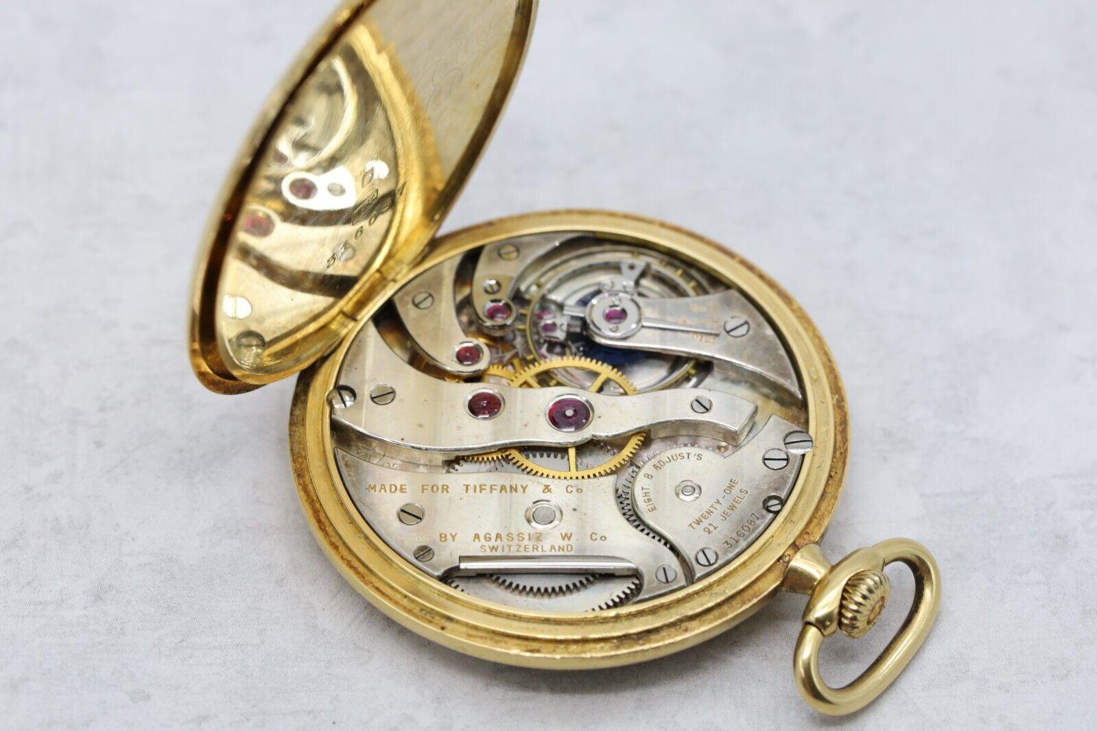 Cette montre de poche en or 18 carats de Tiffany & Co., fabriquée par la célèbre maison suisse Agassiz Watch Co., date des années 1920, comme le confirme l'inscription 