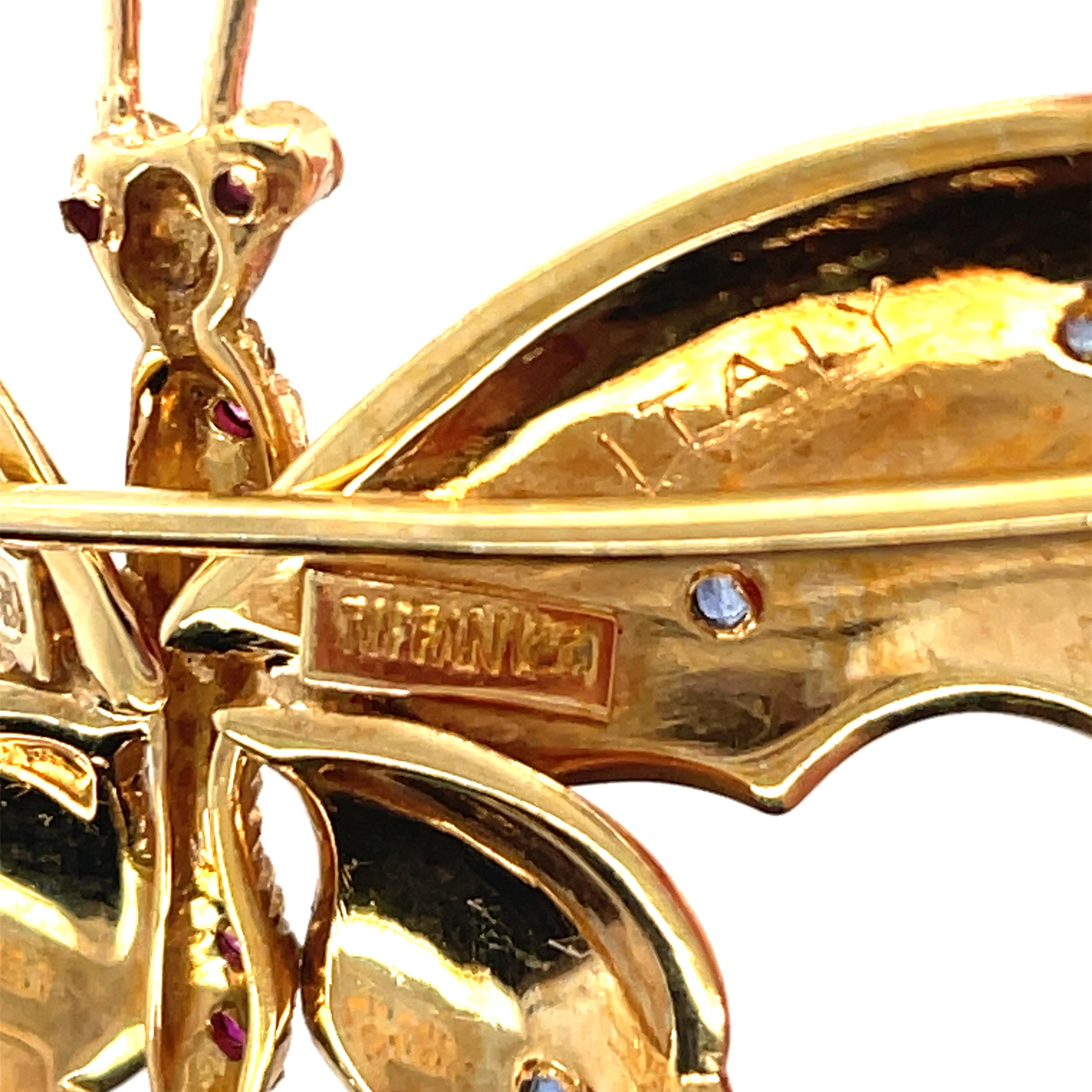 Taille ronde Tiffany & Co. Broche papillon vintage en or jaune 18 carats, saphirs et rubis en vente