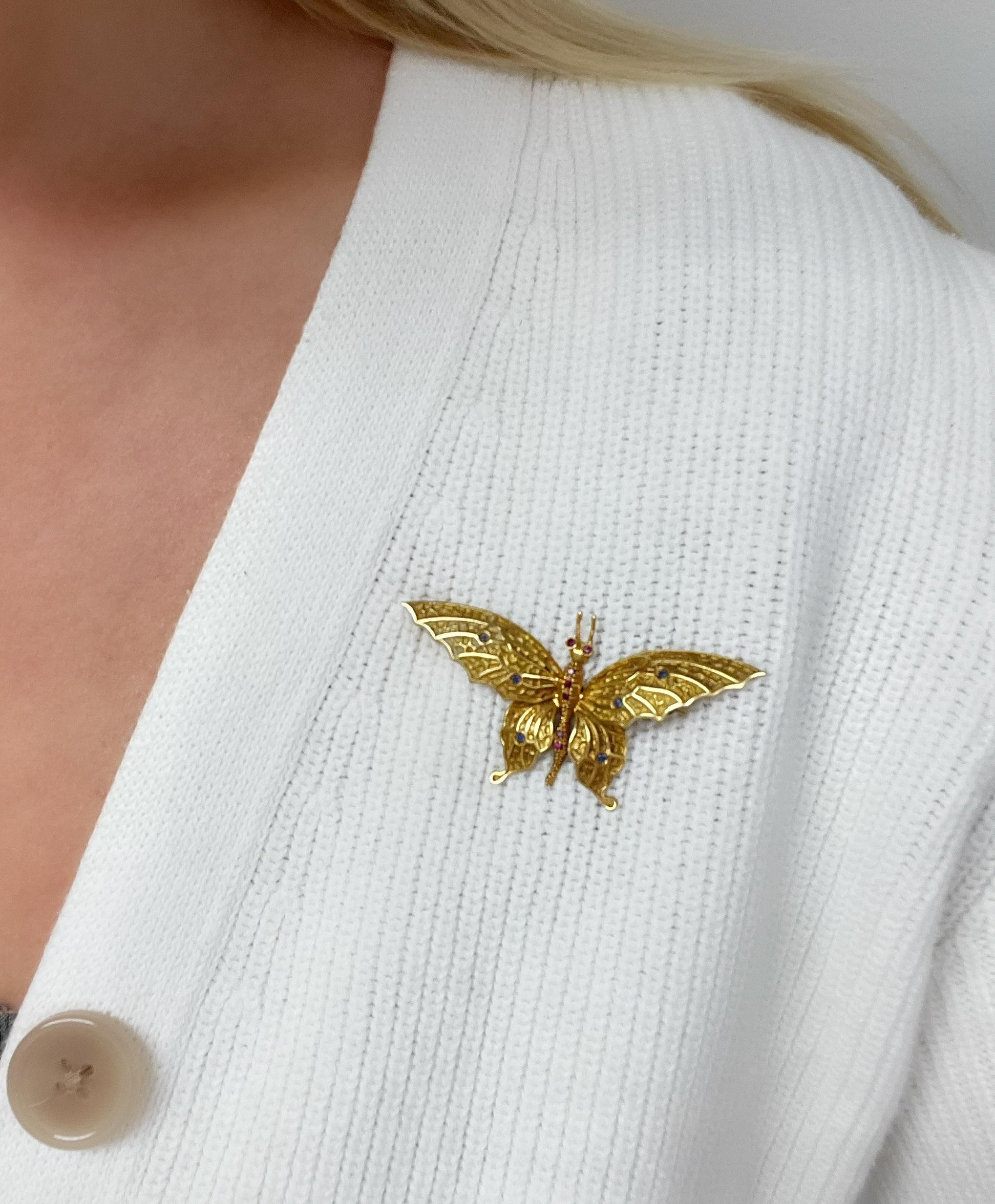 Tiffany & Co. Broche papillon vintage en or jaune 18 carats, saphirs et rubis Excellent état - En vente à Chicago, IL