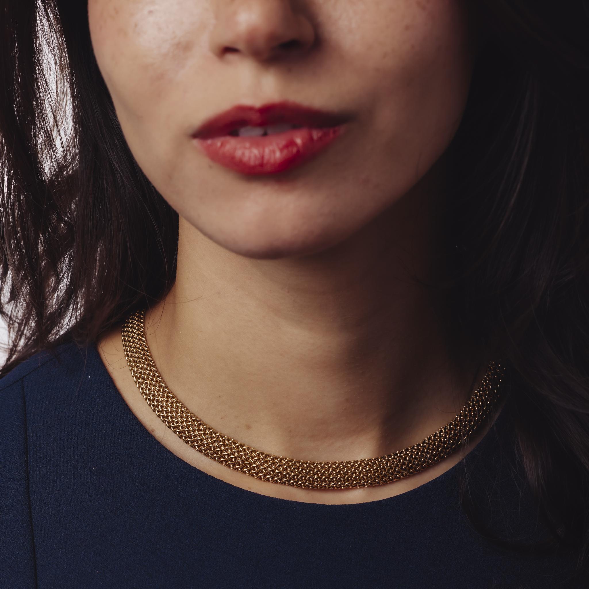 Ce collier vintage Tiffany & Co. des années 1990 respire la sophistication classique. Il est magnifiquement réalisé en or jaune 18 carats avec une élégance intemporelle et un savoir-faire impeccable.