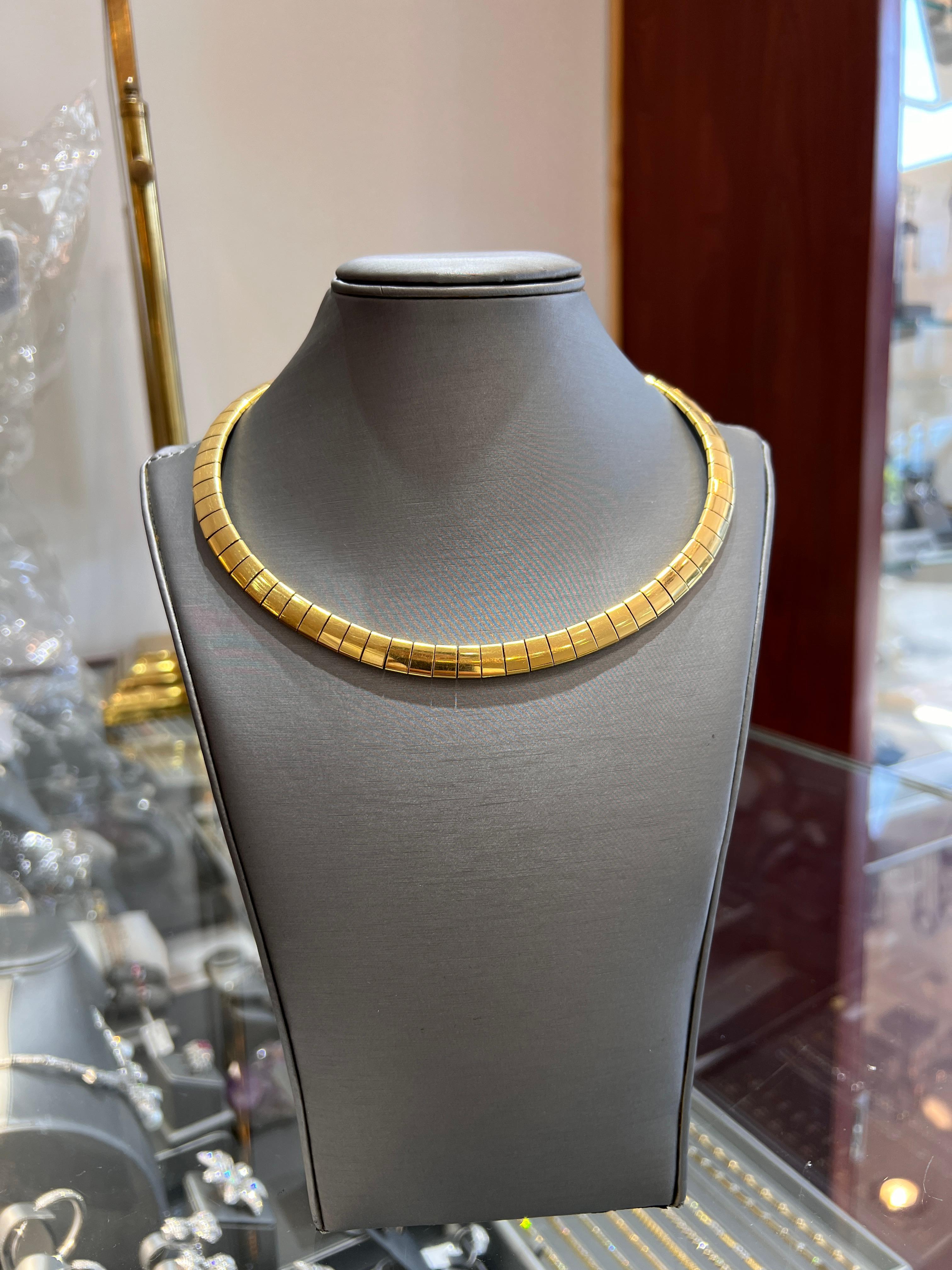 Una rara e da collezione collana vintage di Tiffany & Co. in oro giallo 18 carati, realizzata con l'eccezionale precisione italiana e l'eleganza senza tempo per cui il marchio è noto. Questo pezzo sostanzioso presenta un design elegante in stile