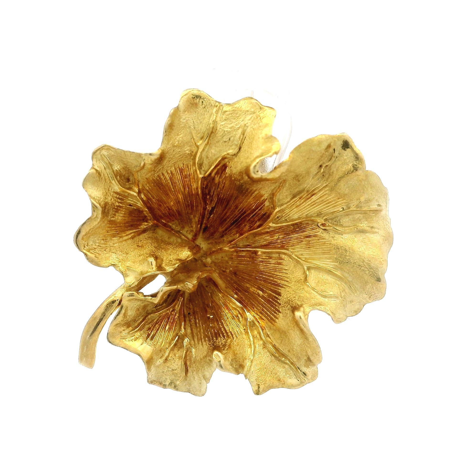 Women's Vintage Tiffany & Co. 1950-1960's 18k Yellow Gold Textured Leaf Pin Brooch For Sale