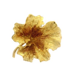 Broche vintage Tiffany & Co. 1950-1960 de oro amarillo de 18 quilates con textura de hoja