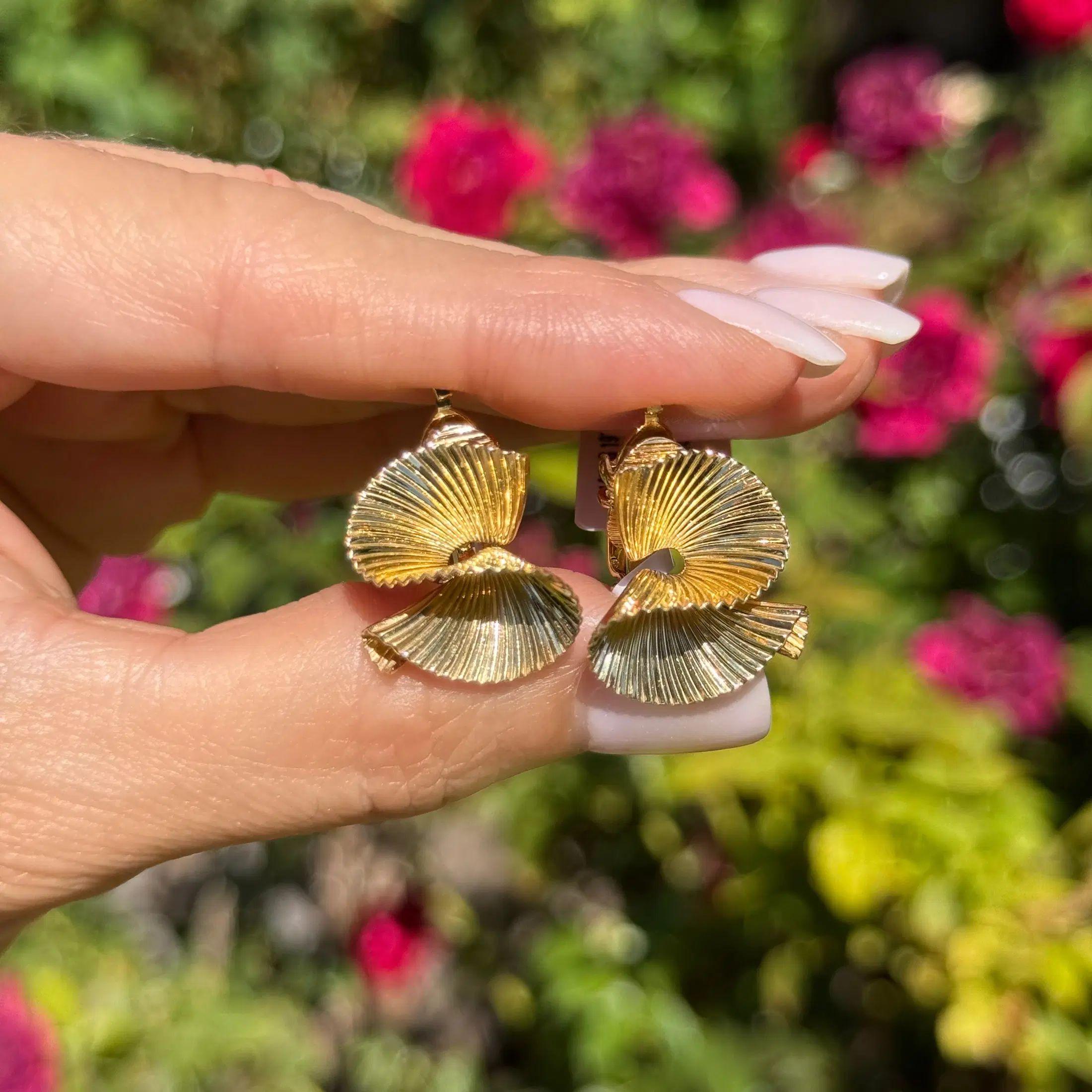 Retro Vintage TIFFANY & CO 1970s Gold Fluted Fan Clip Earrings For Sale