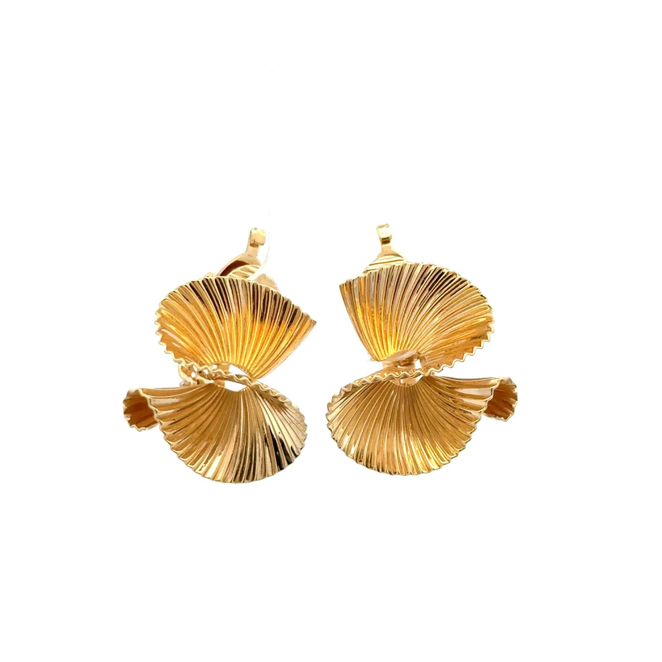 Vintage TIFFANY & CO 1970s Gold Fluted Fan Clip Earrings In Excellent Condition For Sale In Montreal, QC