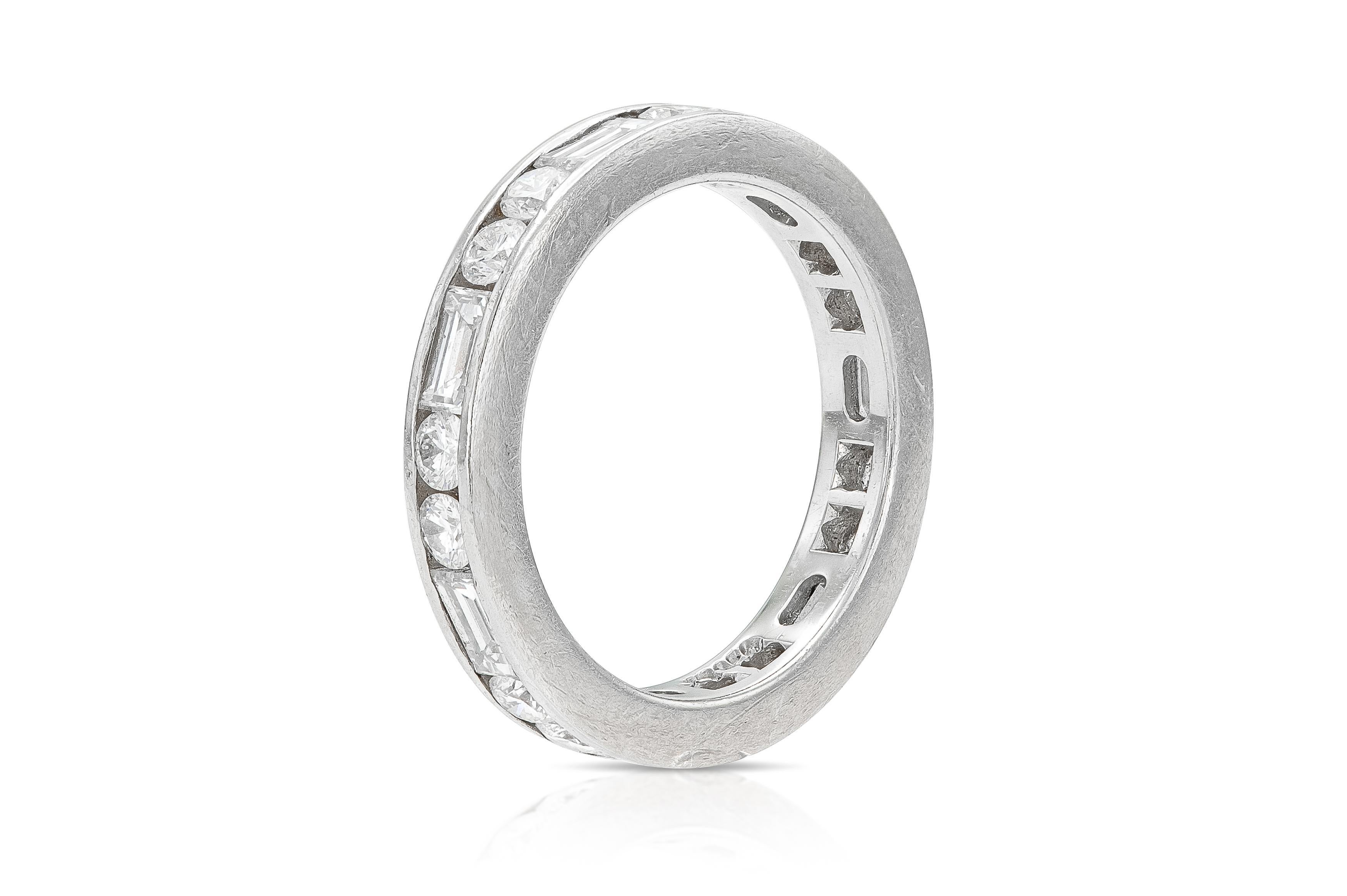 Fein gearbeitet in Platin mit kanalgefassten Diamanten im Brillant- und Baguetteschliff mit einem Gesamtgewicht von ca. 2,20 Karat.
Signiert von Tiffany & Co.
Größe 4 3/4