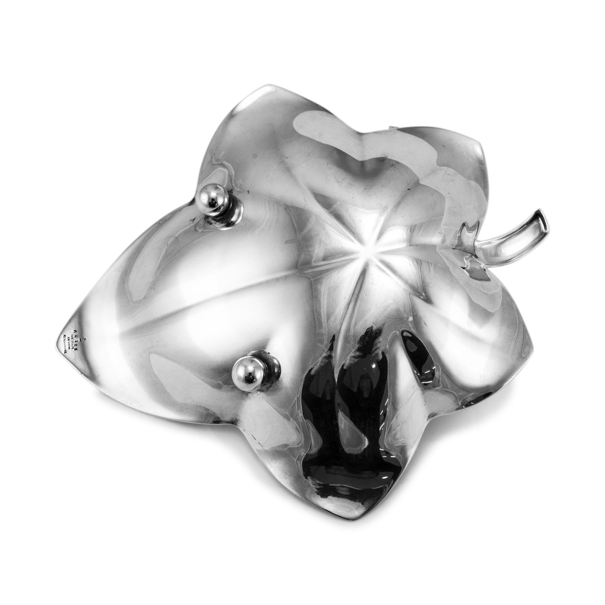 Marchio: Tiffany & Co.

Genere: Unisex

Tipo di metallo: Argento 925

Lunghezza: 5.75 pollici

Larghezza: 5,00 pollici

Peso: 124,37 grammi

Piatto vintage in argento. Il metallo è stato testato ed è risultato essere argento 925 (STERLING). Inciso