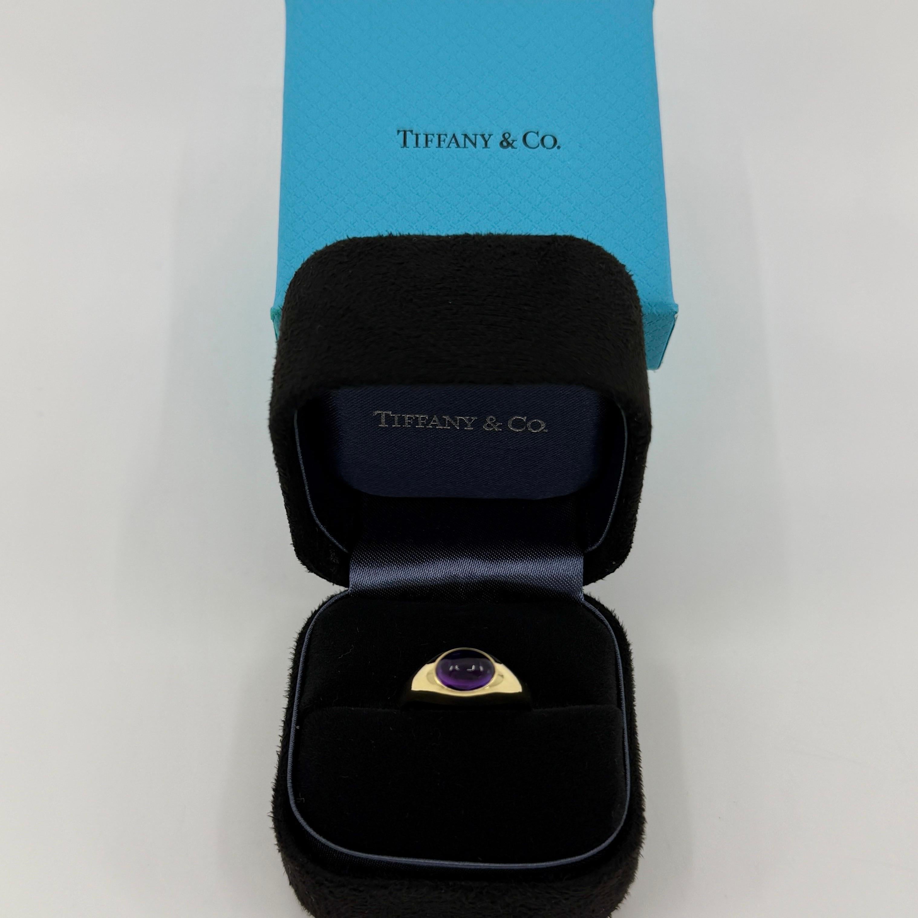 Rara Tiffany & Co. Anello solitario con cupola in oro giallo 18 carati con ametista viola taglio cabochon ovale.

Un anello in oro giallo di ottima fattura con incastonata una splendida ametista naturale viola brillante con un eccellente taglio