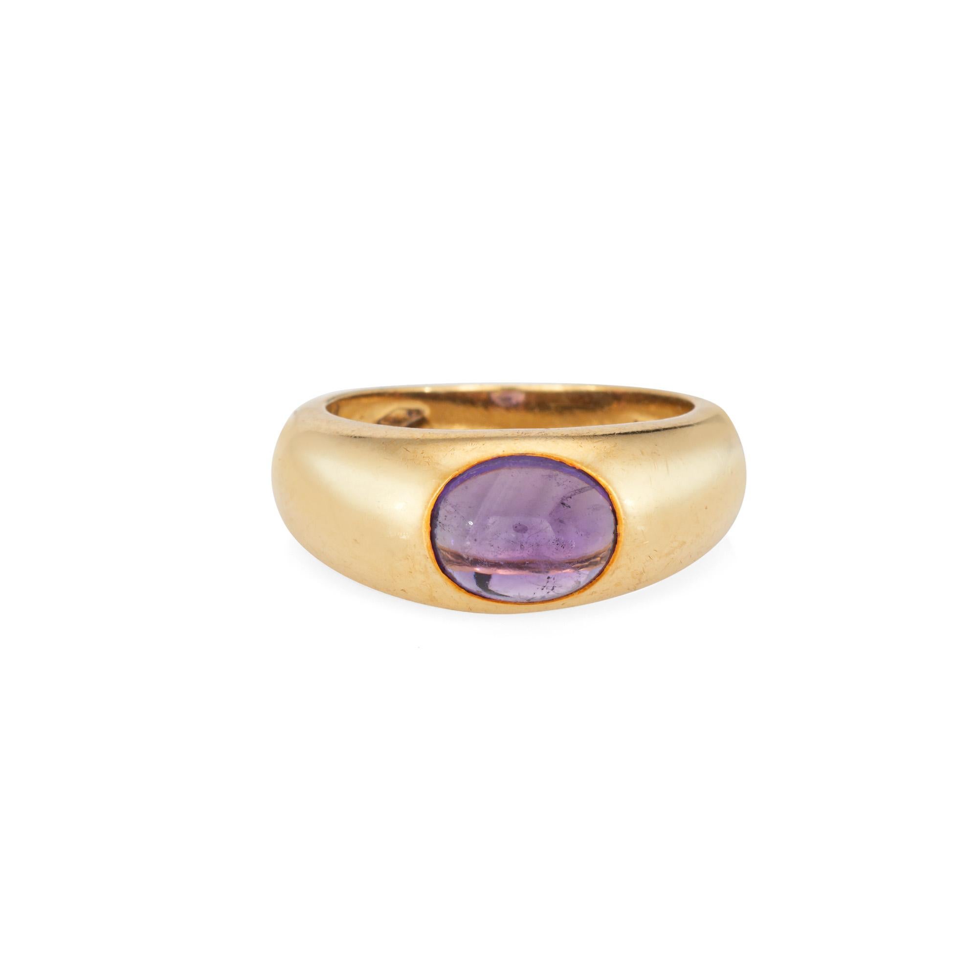 Vintage Tiffany & Co Amethyst Ring in 18 Karat Gelbgold (ca. 1980er Jahre).  

Der Amethyst im Cabochon-Schliff misst 8 mm x 6 mm. Der Amethyst weist leichte Oberflächenabschürfungen auf, die unter einer 10fach-Lupe sichtbar sind. 

Das Band ist mit