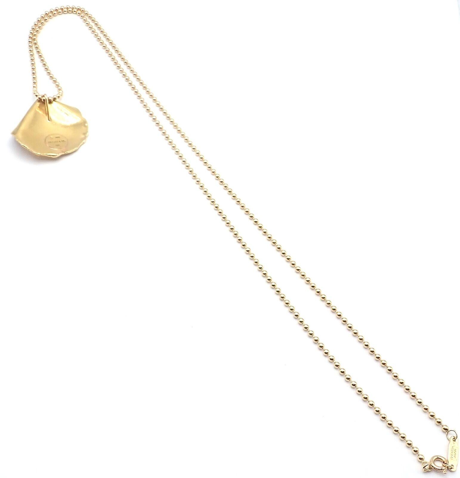Tiffany & Co., collier pendentif vintage Angela Cummings en or jaune à pétales de roses Unisexe en vente