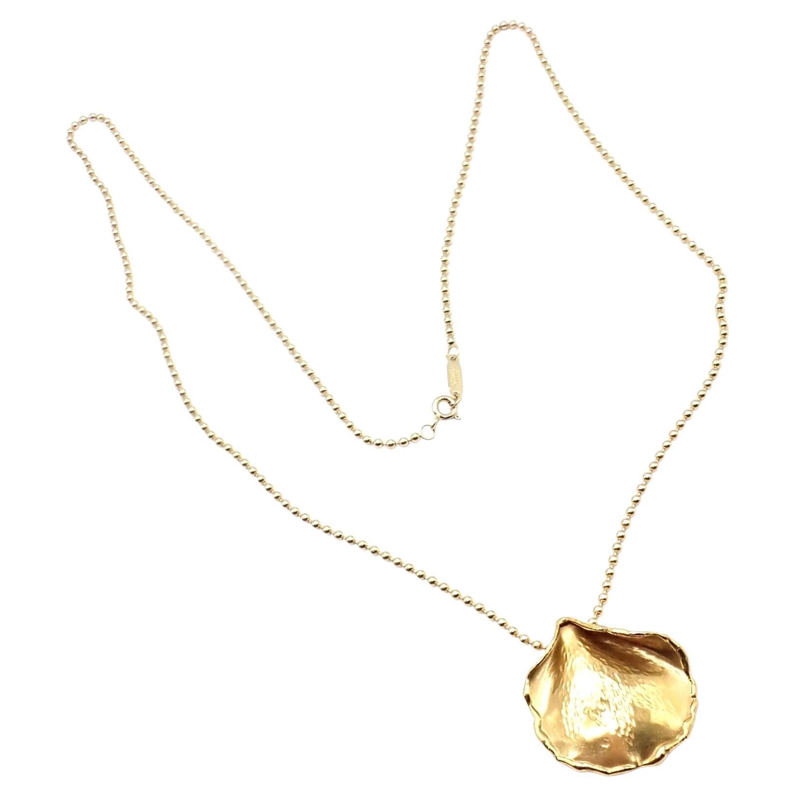 Tiffany & Co., collier pendentif vintage Angela Cummings en or jaune à pétales de roses en vente