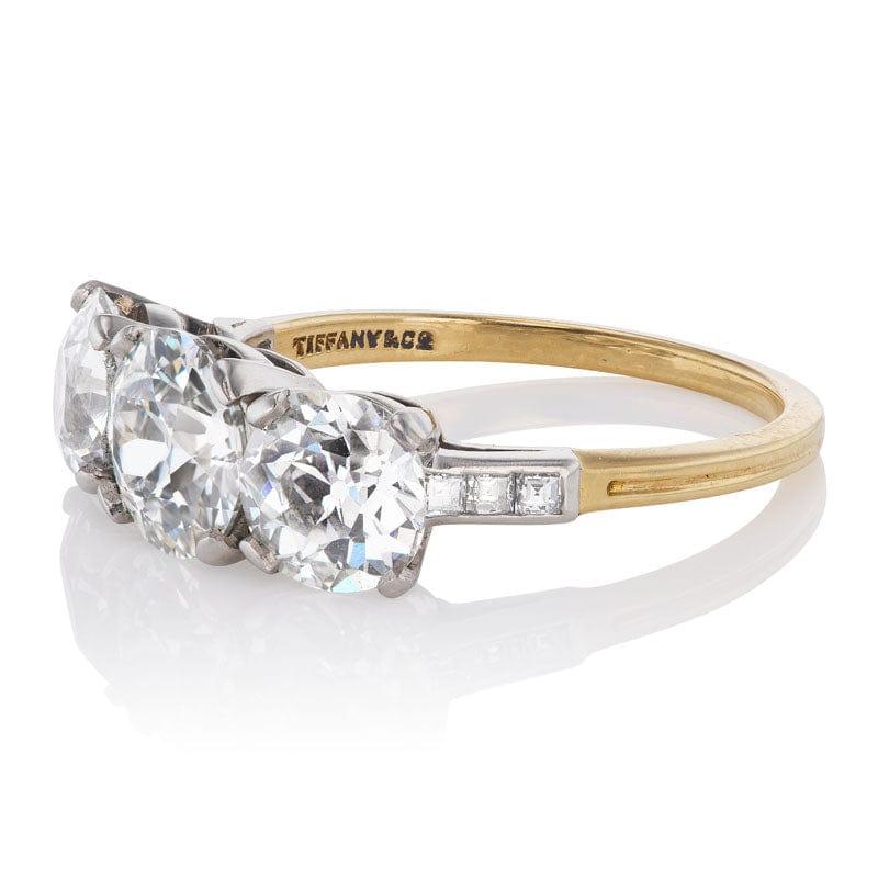 Dieser Ring ist ein Vintage Tiffany & Co drei Stein Diamantring aus der Art Deco Ära um 1930. Im Mittelpunkt des Rings steht ein GIA-zertifizierter 1,40-Karat-Diamant im alten europäischen Schliff mit der Farbe J und der Reinheit VS2. An einer Seite