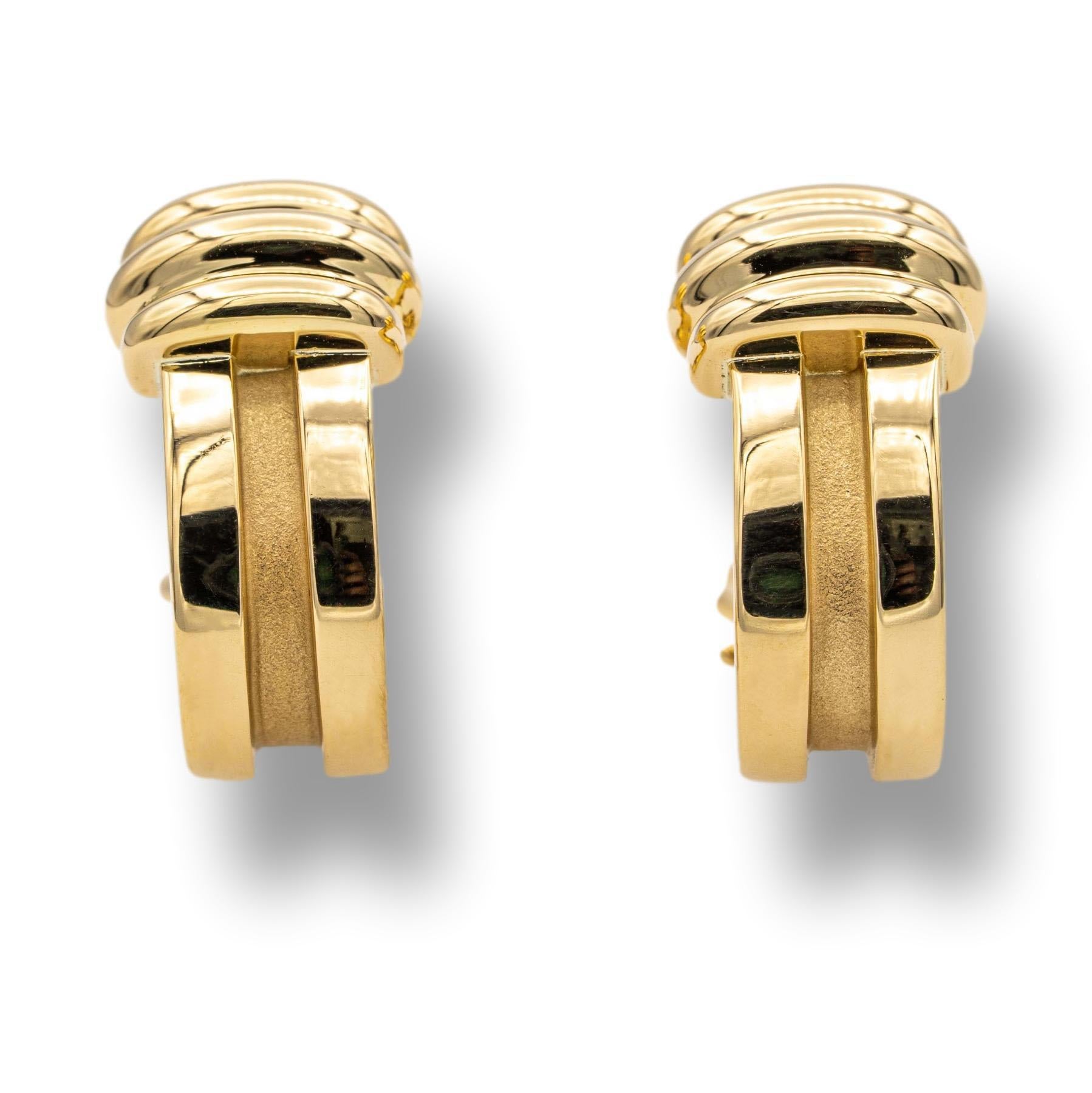 Vintage Tiffany & Co. Atlas Groove range Half-Hoop Earrings finely crafted in 18 karat yellow gold with large omega clip backs and posts. Circa 1995

Stamp: Tiffany & Co.  ©1995 750

Weight: 10 grams

Measurements: 0.75