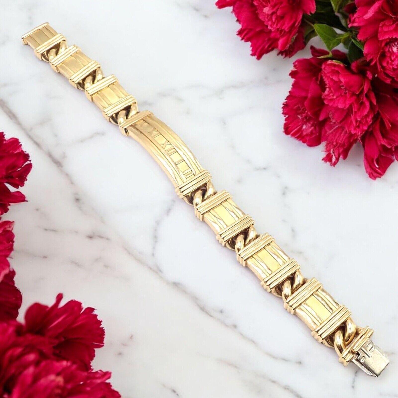 Bracelet à maillons Atlas Vintage en or jaune 18k par Tiffany & Co. 
L'authentique bracelet Atlas Link de Tiffany & Co, en or jaune 18 carats, date de 1995. 
Reprenant le motif emblématique des chiffres romains, cette pièce élégante présente un