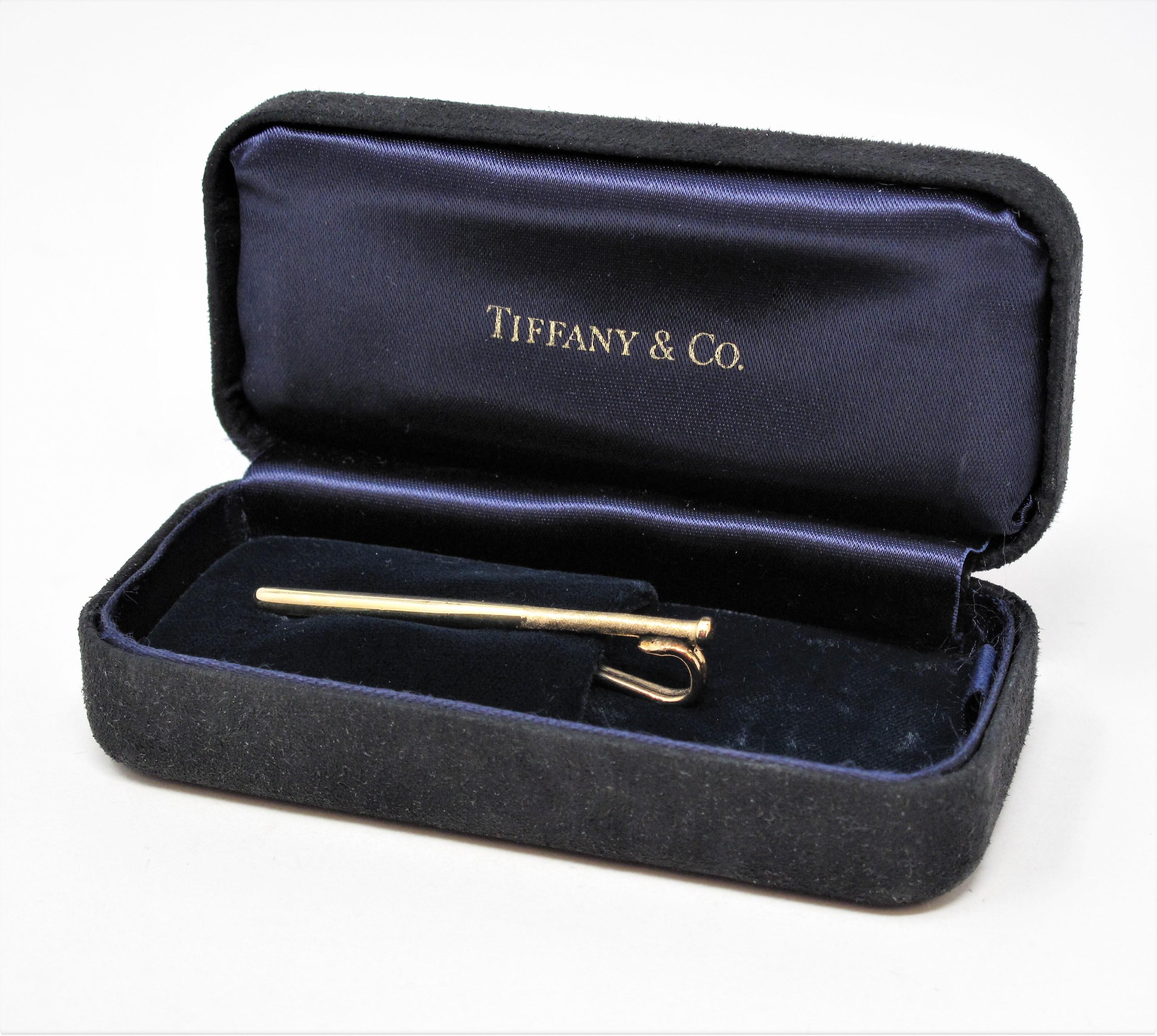 Rare vintage Tiffany & Co. mens baseball bat money clip / tie bar in 14 karat yellow gold. This elegant and versatile piece is perfect for the sports enthusiast in your life!

This unique item from Tiffany & Co. features a polished 14 karat yellow