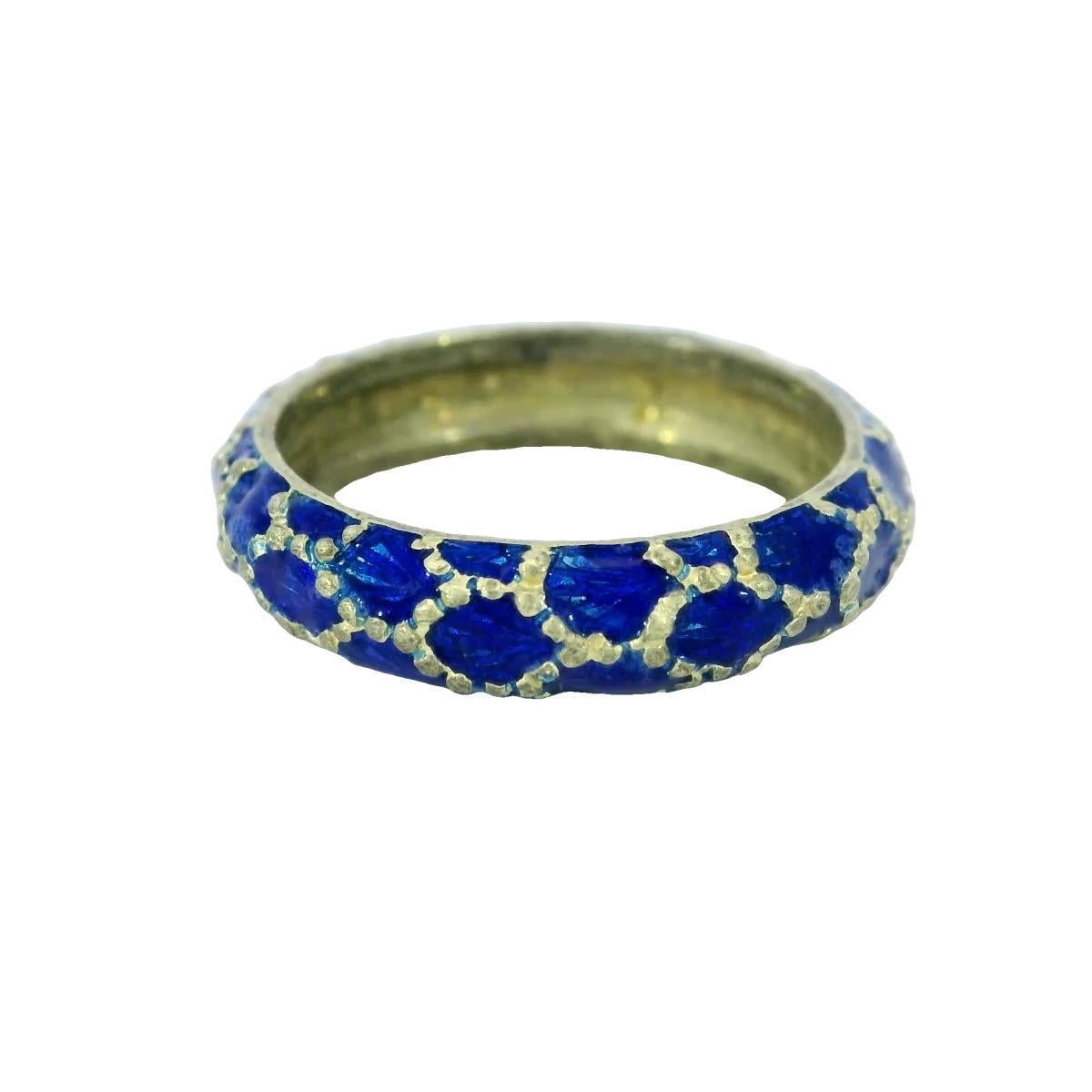 Tiffany & Co. d'epoca. Anello a fascia in oro giallo 18k con smalto blu, misura 5,25

Questo anello a fascia di Tiffany & Co. presenta uno smalto blu intenso disposto in un dettagliato motivo a reticolo. Il colore ricco si contrappone a sottili