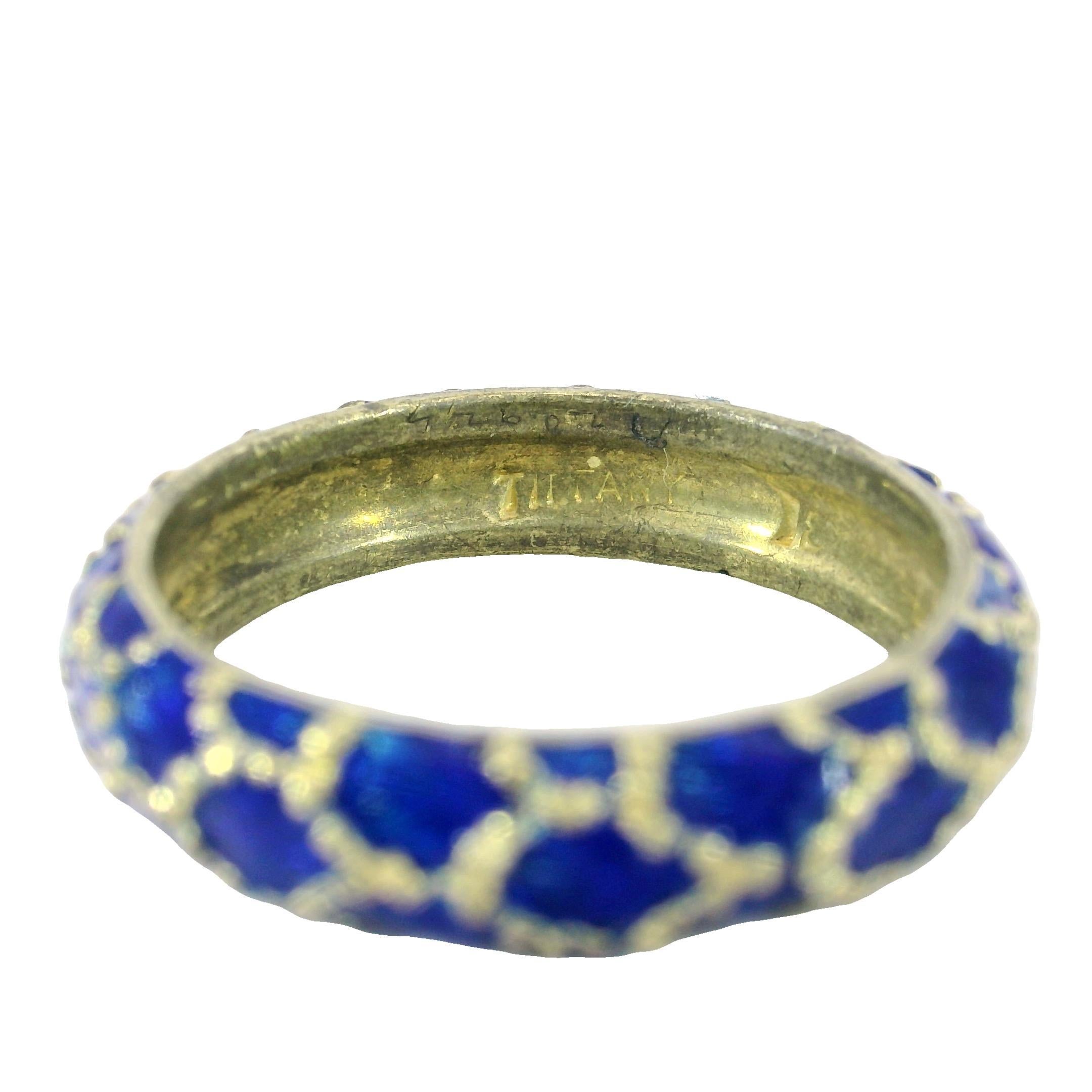 Donna Tiffany & Co. d'epoca. Anello a fascia in oro giallo 18k con smalto blu, misura 5,25 in vendita
