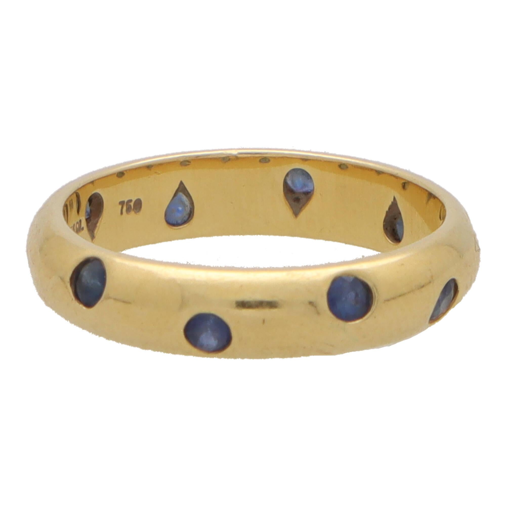 Eine schöne Vintage Tiffany & Co. Ring aus 18 Karat Gelbgold mit verstreutem blauem Saphir und Ewigkeitsring 