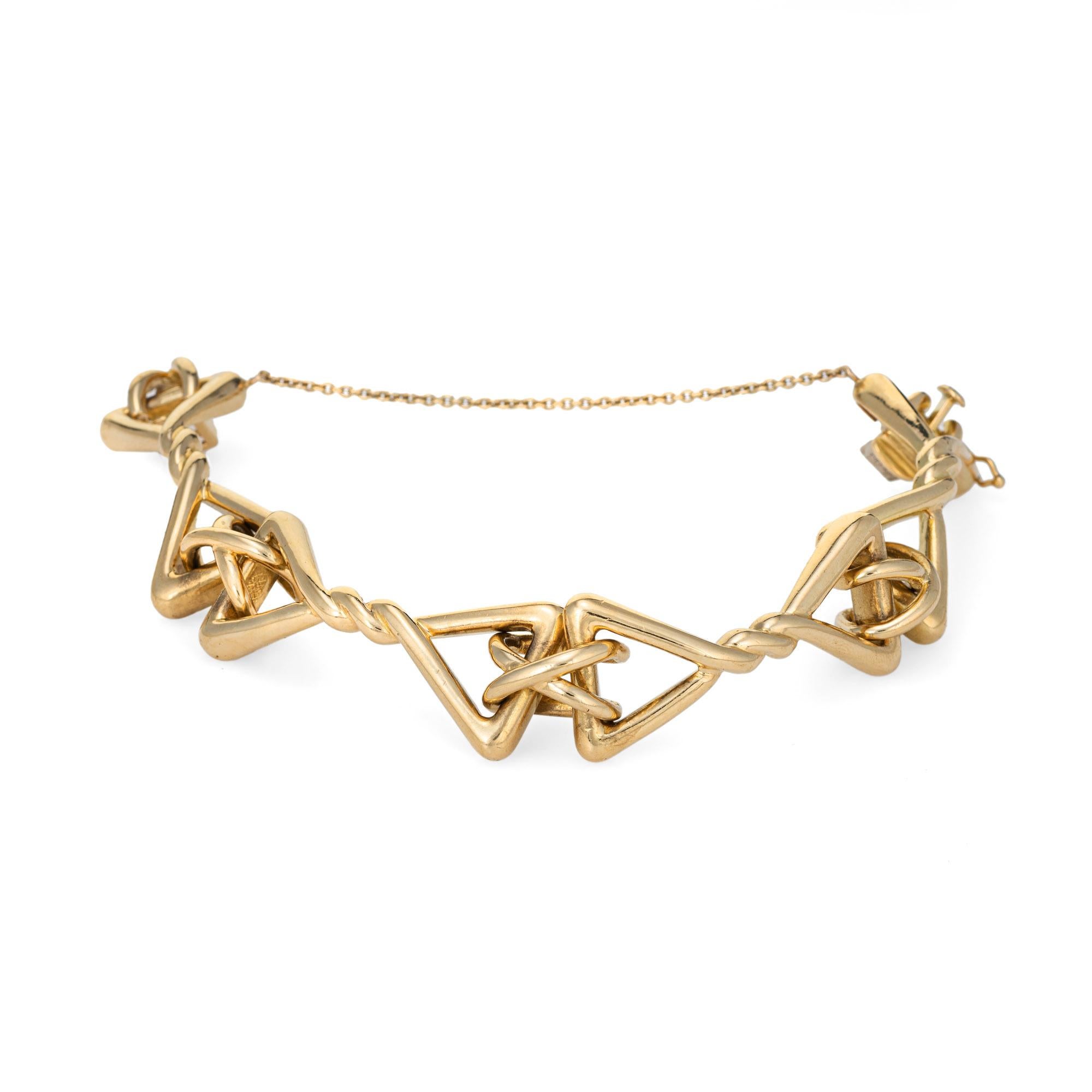 Élégant bracelet vintage Tiffany & By en or jaune 18 carats (circa 1960s).  

Ce bracelet massif est un classique de Tiffany, avec des maillons torsadés triangulaires reliés à des maillons croisés plus petits. Pesant 51.1 grammes, le bracelet offre