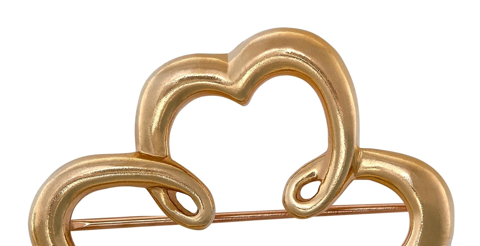 Vintage Tiffany & Co Brooch by Paloma Picasso, 18 karat yellow gold. Classic and timeless, this vintage brooch designed by Paloma Picasso for Tiffany & Co. needs your love and admiration. With whimsical lines flowing together in a clover pattern,