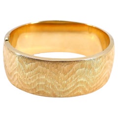 Bracelet jonc vintage Tiffany & Co en or jaune brossé 14 carats gravé à motif de vagues