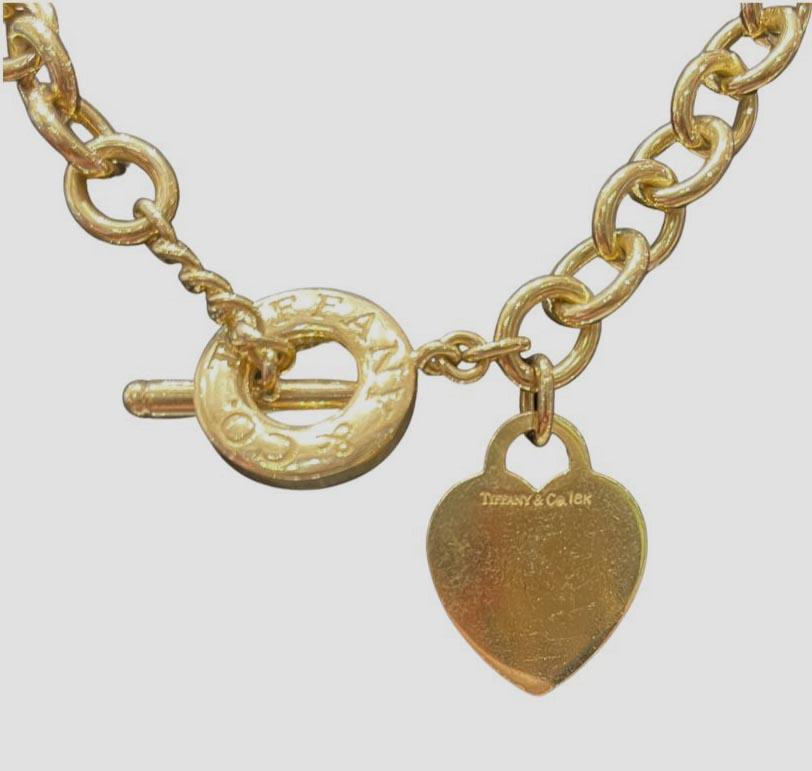 Tiffany & Co. Heart Tag Toggle Charm Necklace crafted in 18k yellow gold with 108 grams of gold.
An brand staple necklace from Tiffany & Co., forged from yellow gold 750 with a fine polished finish, it features a sturdy oval chain link bracelet with