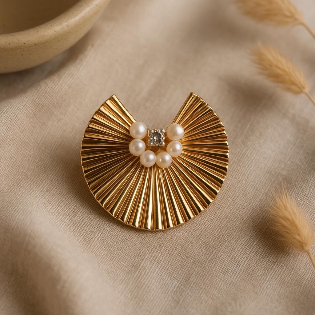 Vintage Tiffany Co Circa 1960s 18K Yellow Gold Diamond and Pearl Fur Clip For Sale 1