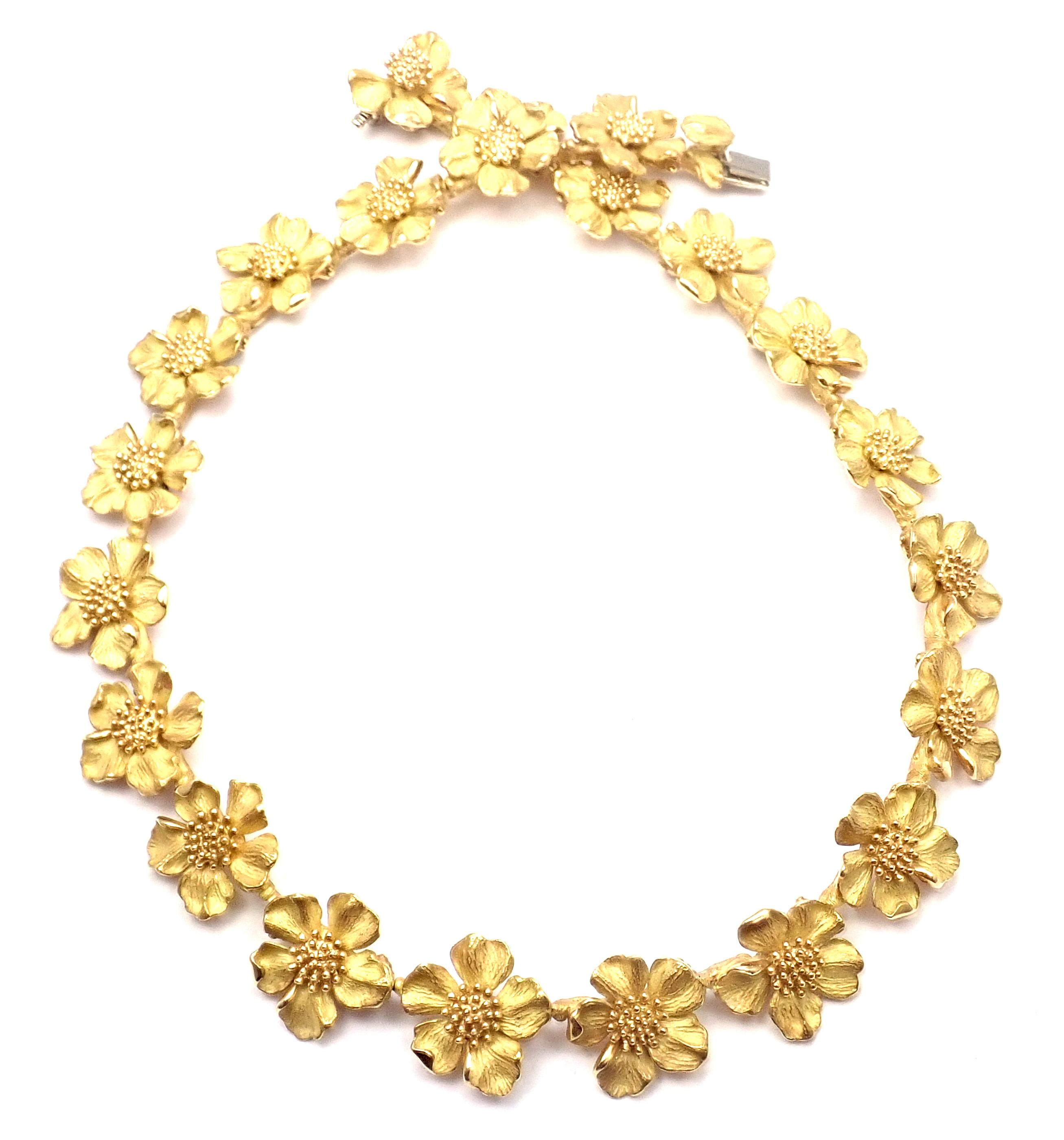 Vintage Tiffany & Co. Classics Dogwood Flower Yellow Gold Necklace In Excellent Condition In Holland, PA
