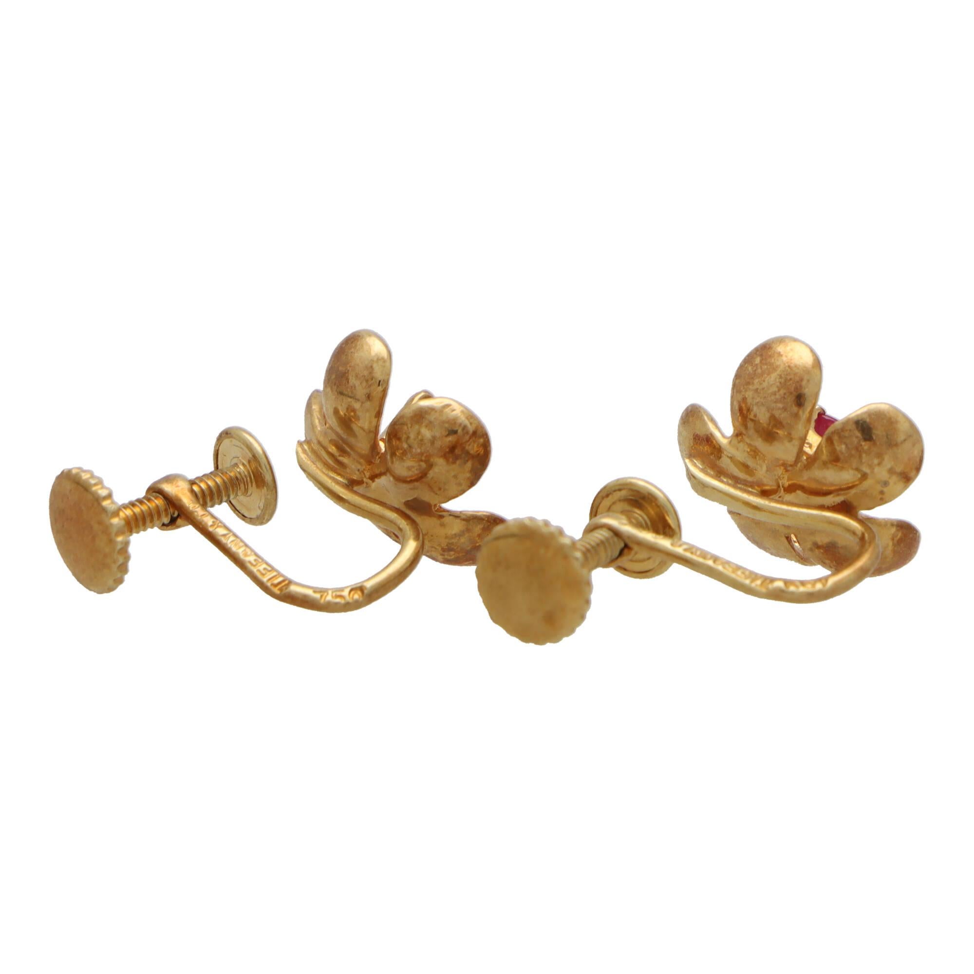  Ein sehr einzigartiges Paar von Vintage Tiffany & Co. Clip auf Rubin Blume Ohrringe in 18k Gelbgold gesetzt.

Jeder Ohrring besteht aus einem stilvollen floralen Motiv. Die Blütenblätter sind so gestaltet, dass sie sich elegant aus dem Ohr der
