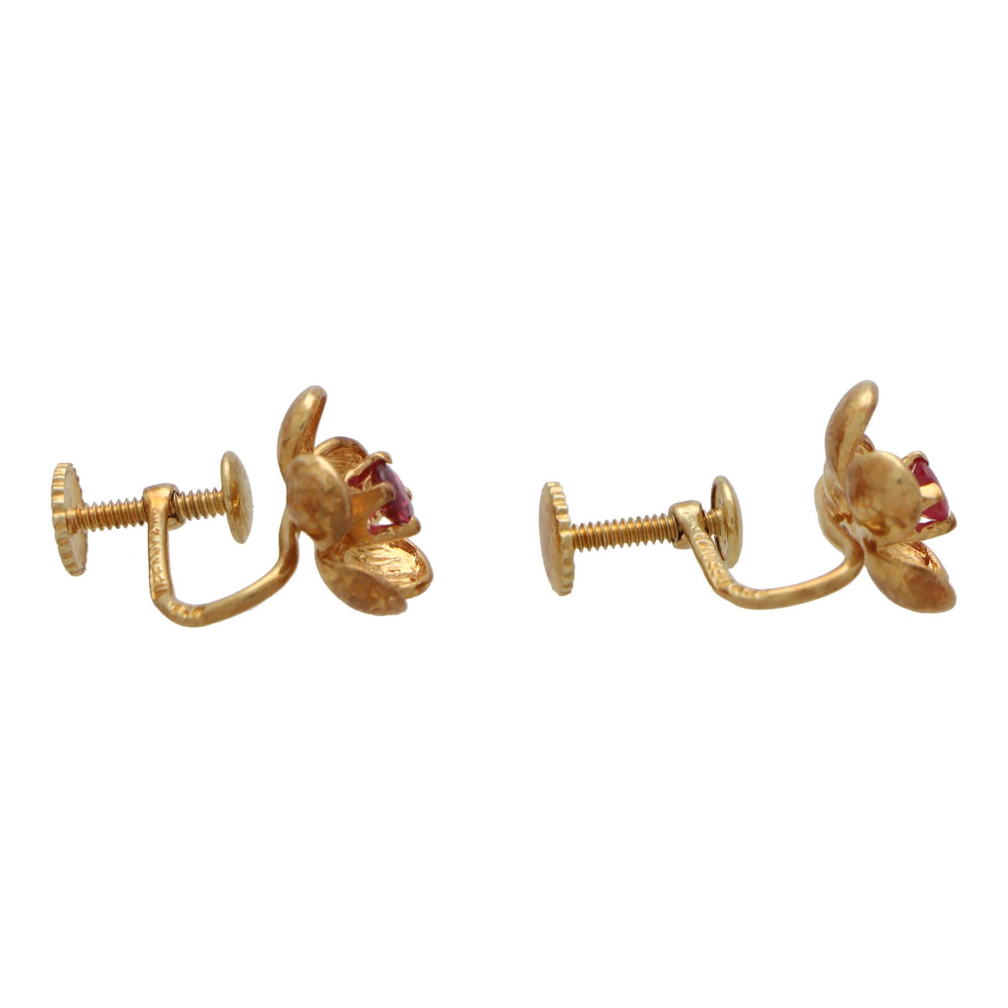 Weinlese Tiffany & Co. Blumenohrringe mit Clip auf Rubin aus 18 Karat Gelbgold (Retro) im Angebot