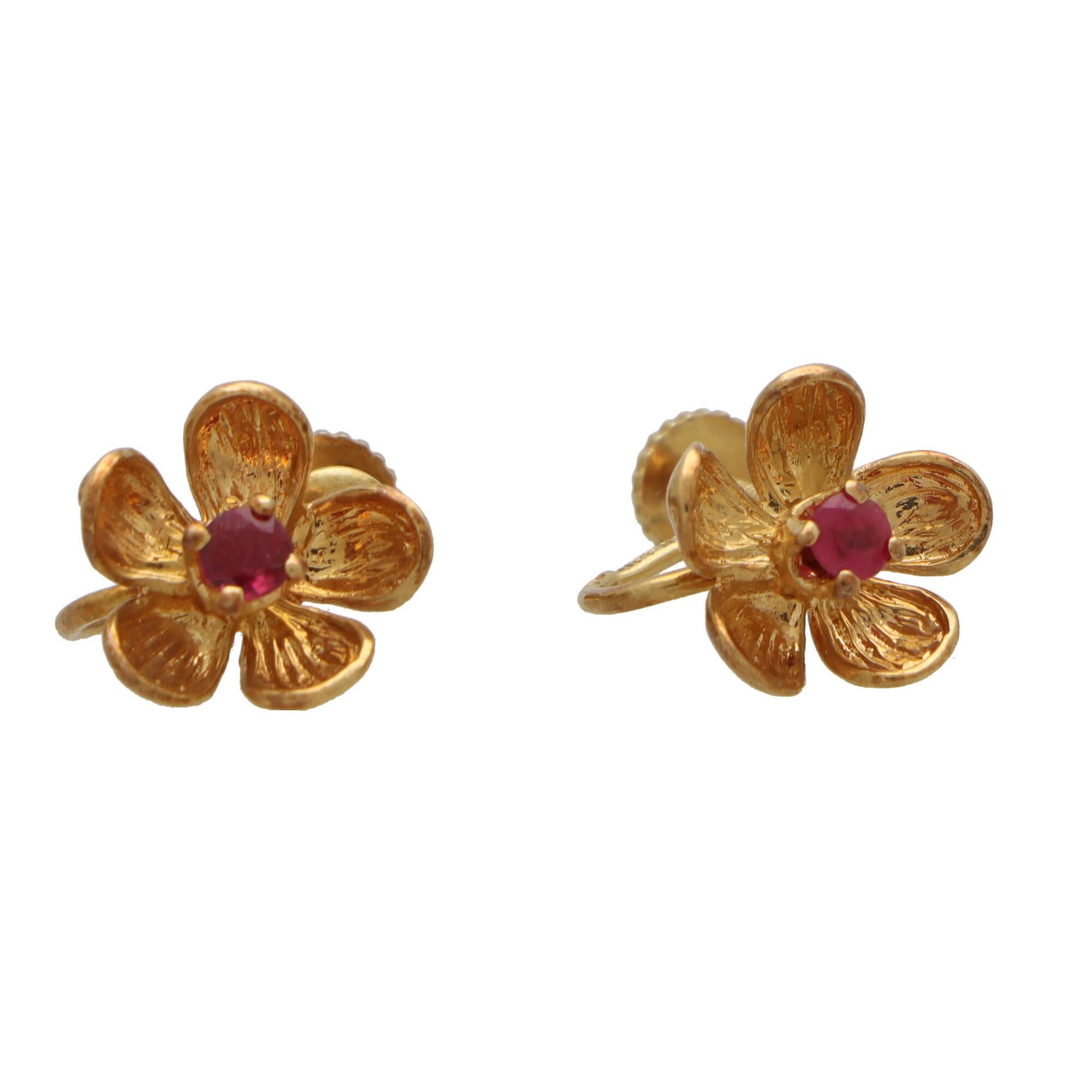 Weinlese Tiffany & Co. Blumenohrringe mit Clip auf Rubin aus 18 Karat Gelbgold (Rundschliff) im Angebot