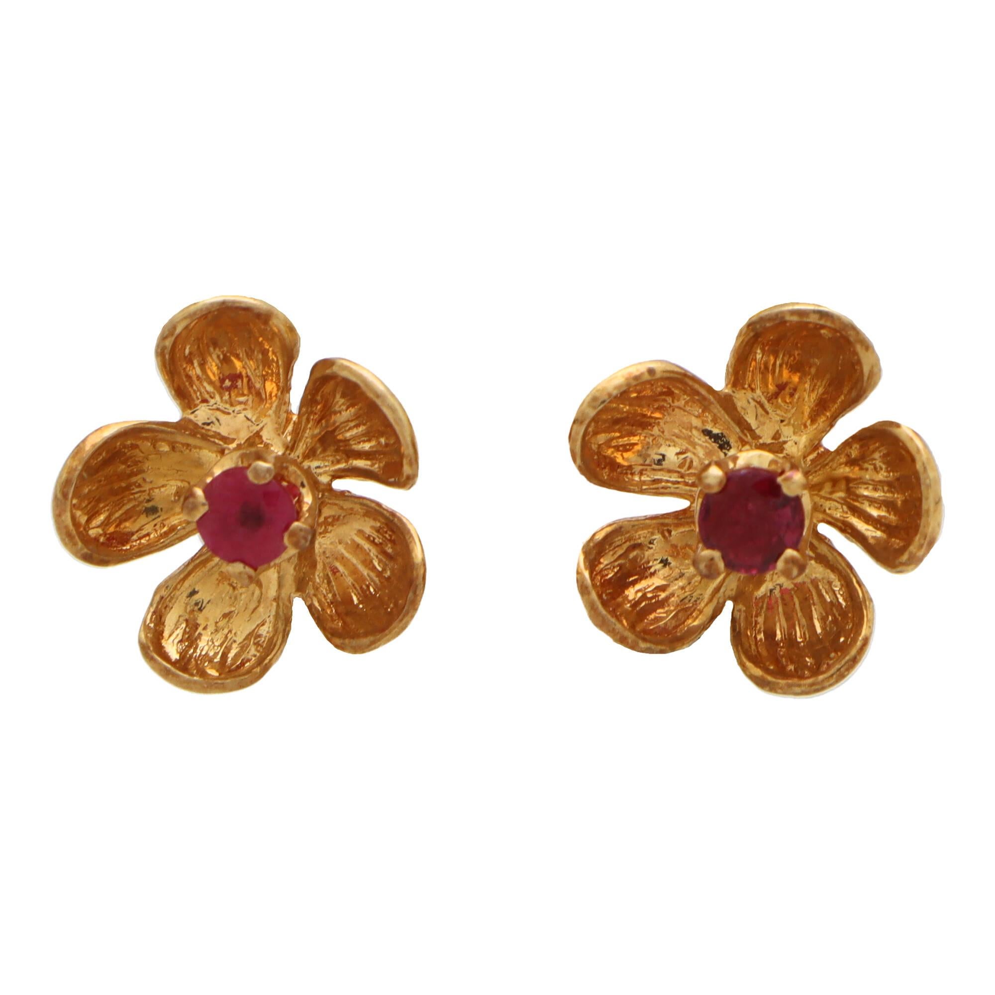 Weinlese Tiffany & Co. Blumenohrringe mit Clip auf Rubin aus 18 Karat Gelbgold im Zustand „Hervorragend“ im Angebot in London, GB