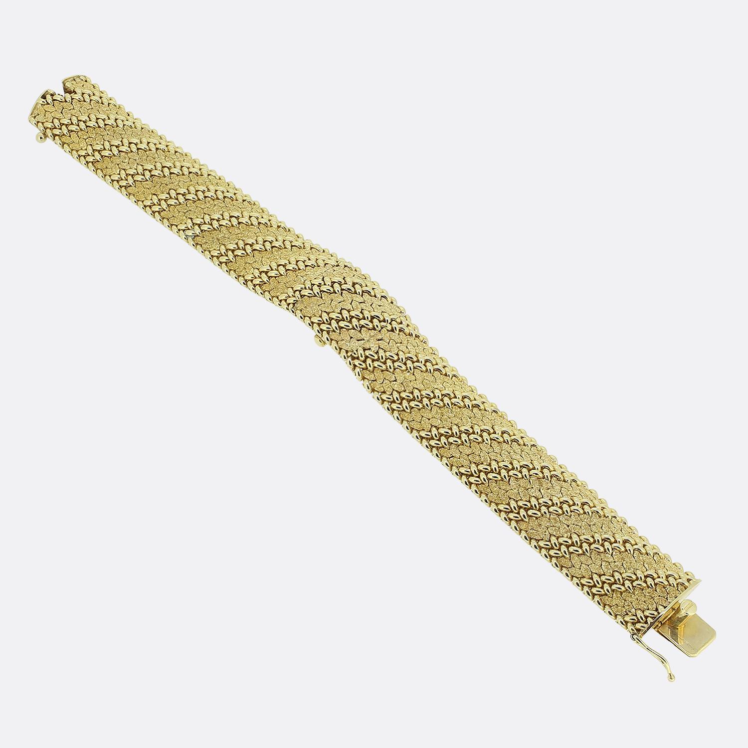 Hier haben wir eine wunderschöne Vintage-Armbanduhr des Luxusschmuckdesigners Tiffany & Co. Die Uhr ist gekonnt in ein geflochtenes Armband aus 14 Karat Gelbgold eingebettet. Das Armband wiegt beeindruckende 66.2 Gramm.

Zustand: Gebraucht (Sehr