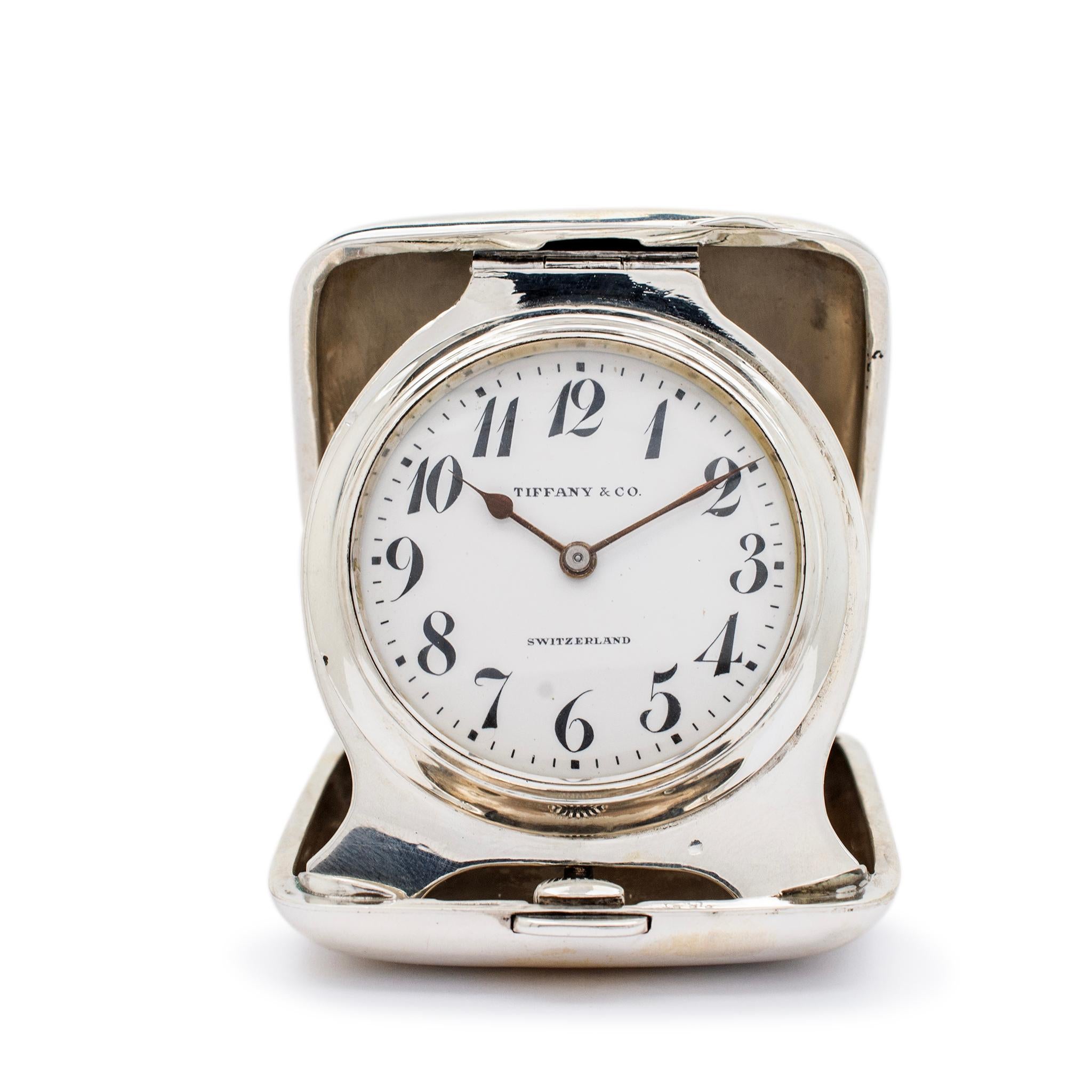 Marke: Tiffany & Co.

Metall Typ: 925 Sterling Silber

Dicke: 0,25 Zoll

Länge: 3,00 Zoll

Breite: 2,25 Zoll

Gewicht: 221,31 Gramm

Eine silberne, in der Schweiz hergestellte Vintage Tiffany & Co. Taschenuhr. Das Metall wurde getestet und als 925