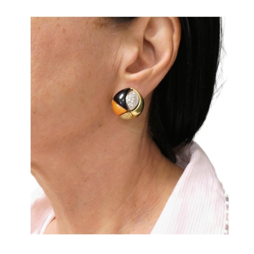 Ein seltenes Paar Vintage-Ohrringe von Tiffany & Co. aus 18-karätigem Gold, schwarzem Onyx und Koralle, akzentuiert mit Diamanten.
Diese Knopfohrringe haben ein einzigartiges Design mit einem Goldteil, einer Acht und einem Harlekin-Muster. Letztere