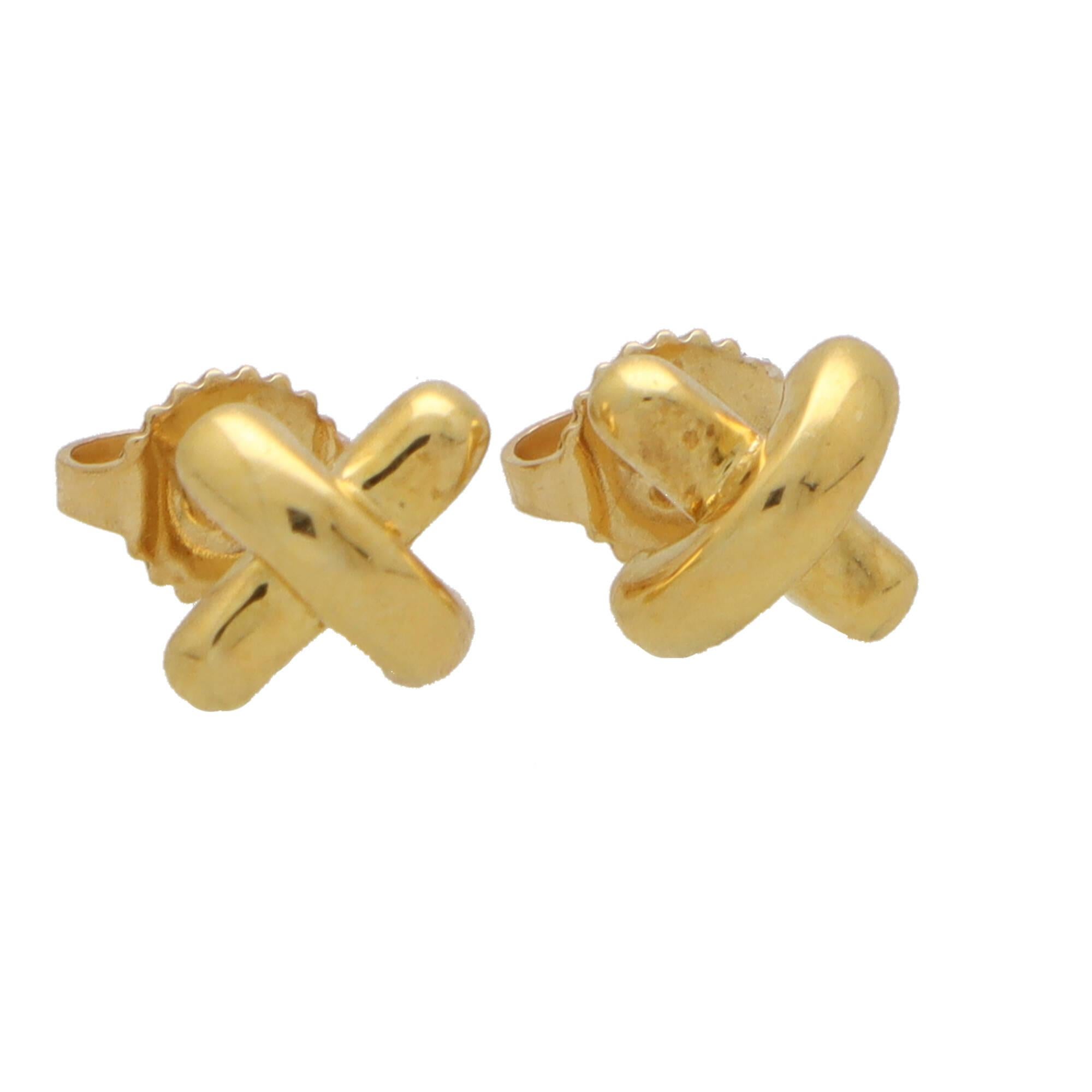Un precioso par vintage de Tiffany & Co. Pendientes de punto de cruz engastados en oro amarillo de 18 quilates.

De la colección Punto de Cruz, ya descatalogada; cada pendiente está compuesto por un motivo de cruz. Las cruces están engastadas en oro