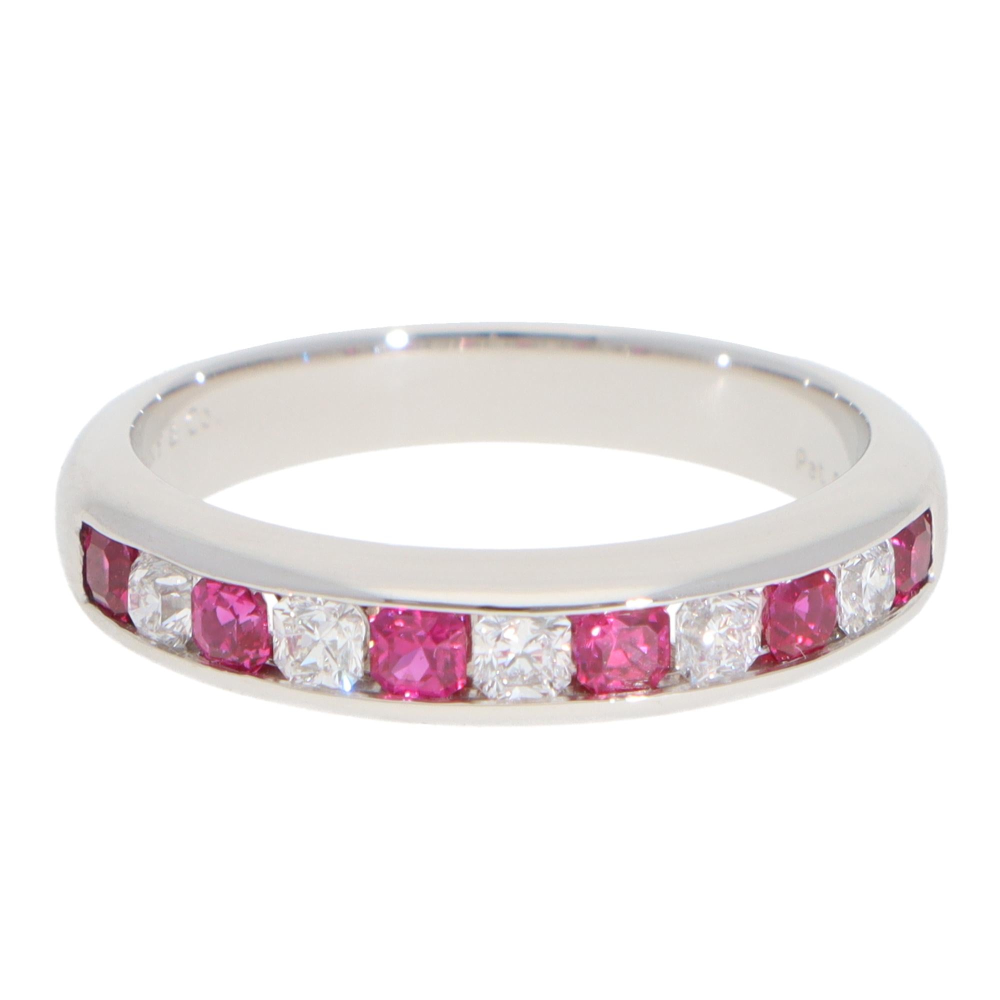 Precioso anillo vintage Tiffany & Co. de media eternidad de diamantes y rubíes Lucida engastado en platino.

De la clásica colección de bodas de Tiffany, el anillo está compuesto por 5 diamantes octogonales talla brillante y 6 rubíes octogonales