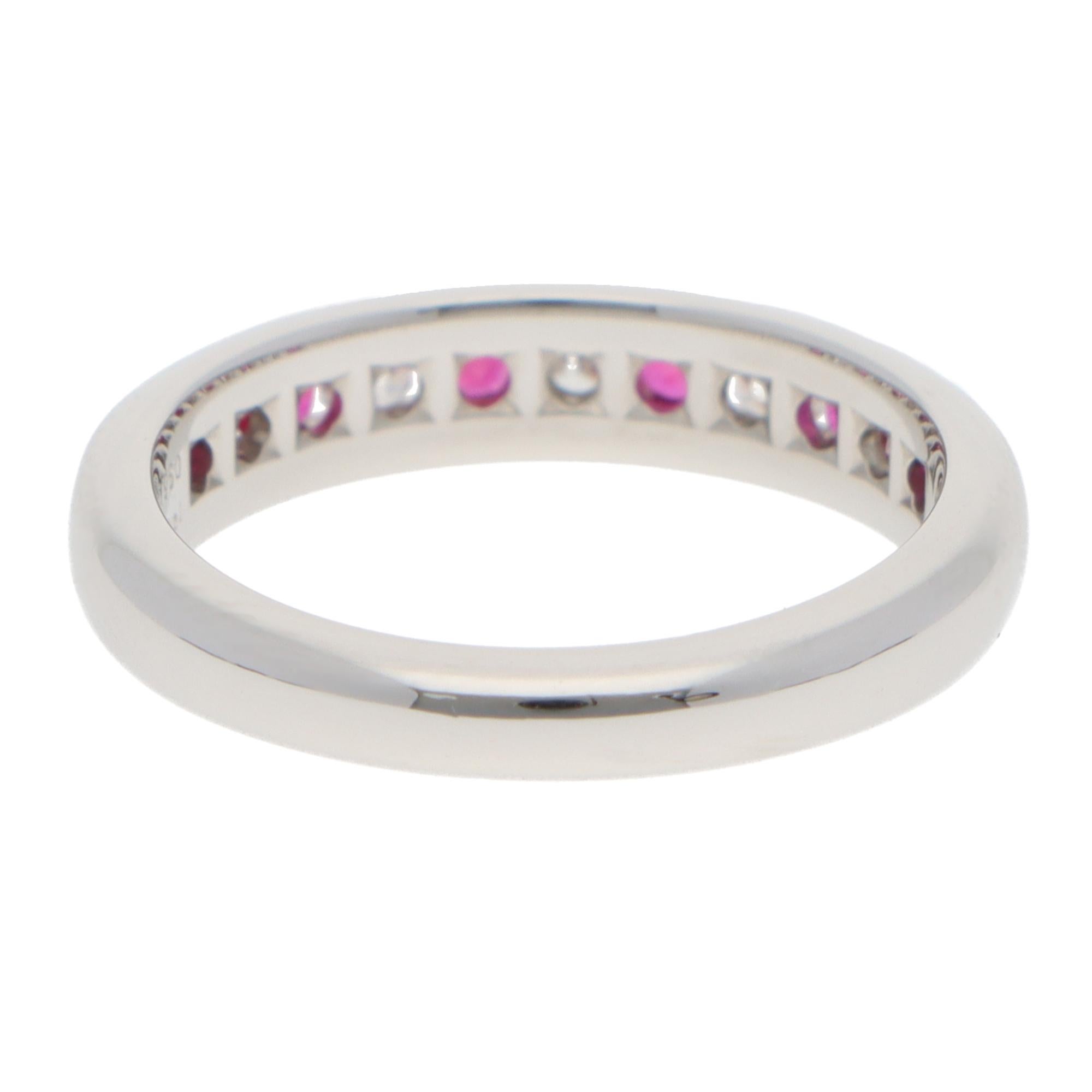 Vintage Tiffany & Co. Anillo Lucida de Platino con Diamantes y Rubíes en Excelente estado para la venta en London, GB