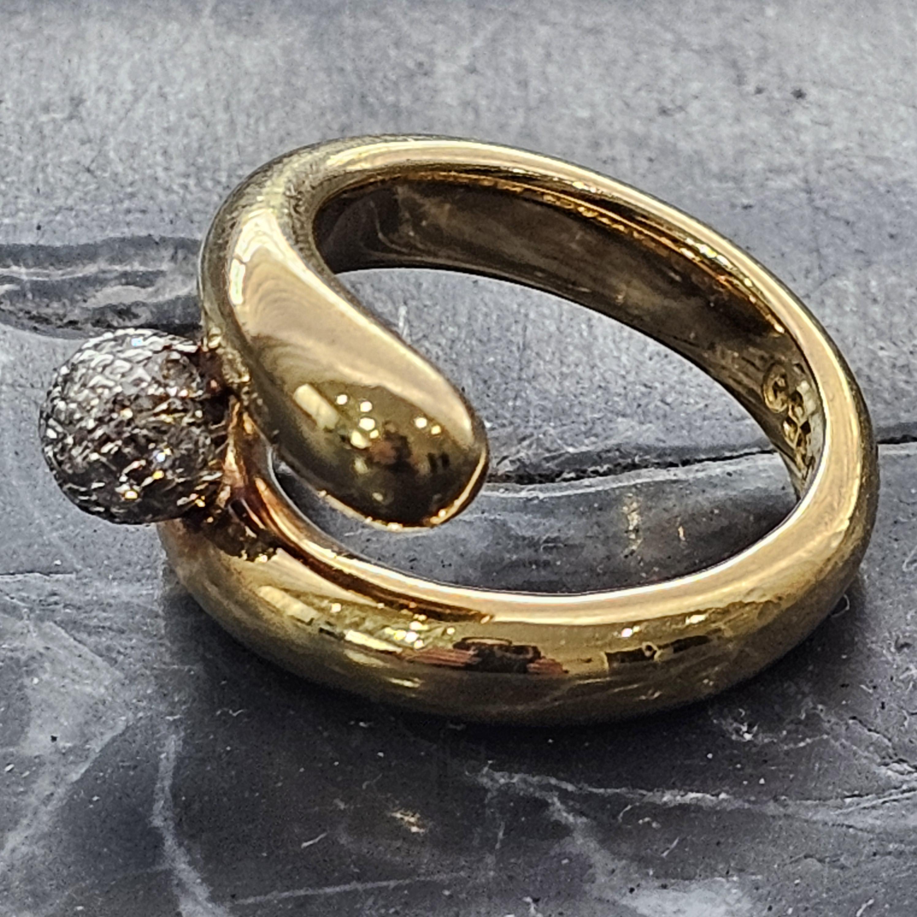 Wir präsentieren einen auffälligen Ring von Tiffany & Co., der fachmännisch gefertigt wurde und ein kühnes Design aufweist. Dieses einzigartige Schmuckstück ist mit einem kugelförmigen Cluster aus weißen Diamanten besetzt, der einen glanzvollen