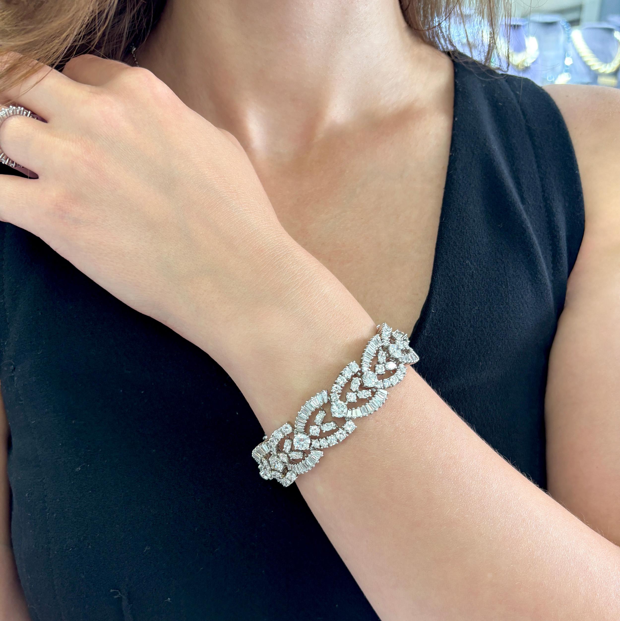 Vintage Tiffany & Co. Pulsera de diamantes en platino. Alrededor de 1950-1960
La pulsera está engastada con 84 diamantes redondos talla brillante, 24 diamantes talla marquesa y 120 diamantes talla baguette con un peso total aproximado de 30 ct,