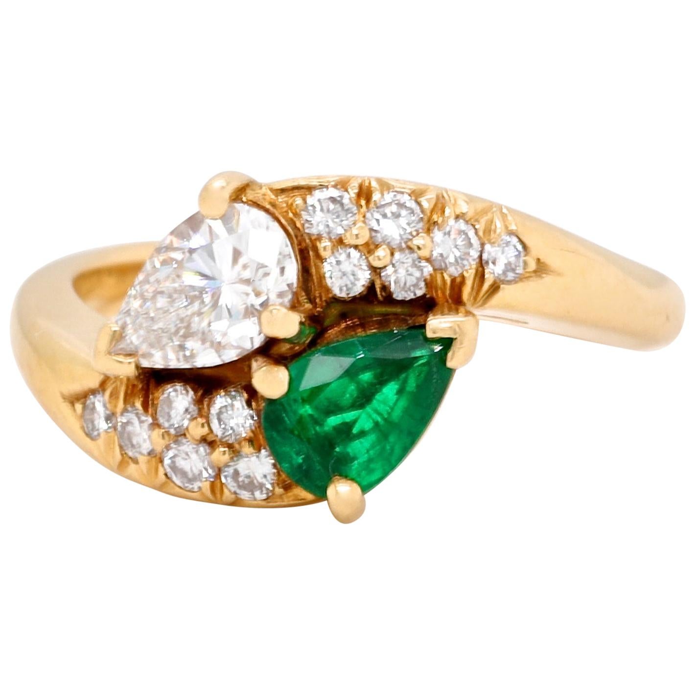 Vintage Tiffany & Co. Diamond Emerald 18 Karat Bypass Toi et Moi Ring