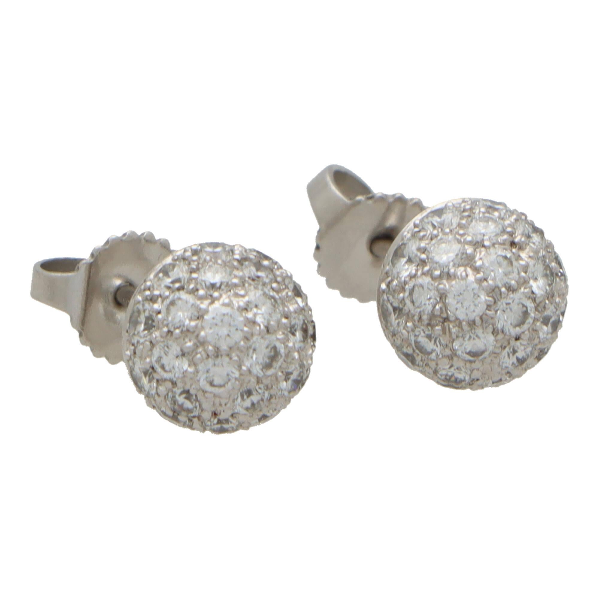 Une belle paire de boucles d'oreilles boule en diamant de Tiffany & Co. en platine.

Issue d'un modèle abandonné de la collection Etoile actuelle, chaque boucle d'oreille présente une boule en platine, entièrement pavée de 27 diamants ronds de