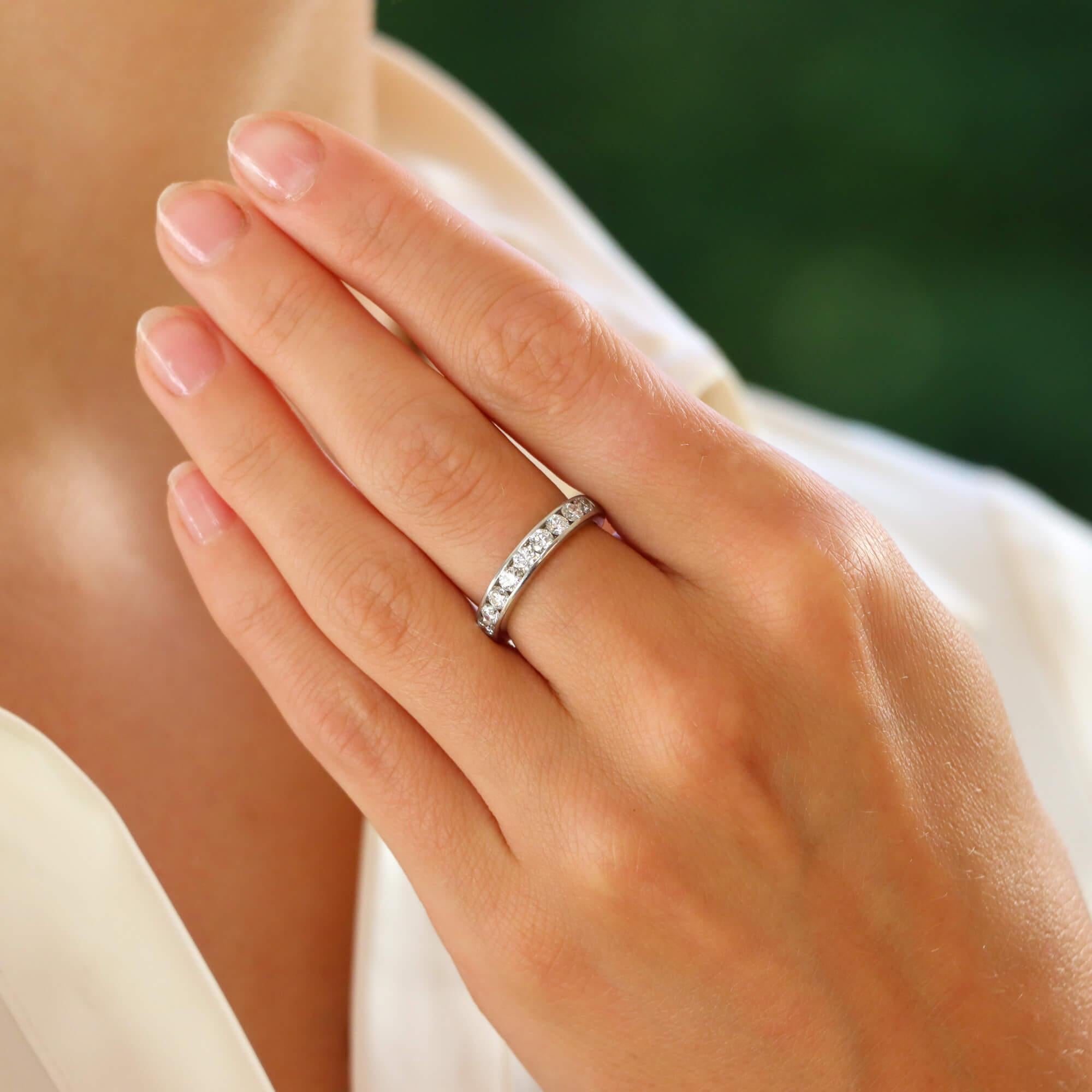  Ein schöner signierter Tiffany & Co. Diamant-Halb-Ewigkeitsring in Platin gefasst.

Der Ring ist mit genau 9 funkelnden runden Diamanten im Brillantschliff besetzt, die alle perfekt in ein 4 Millimeter langes Platinband eingefasst sind. Aufgrund