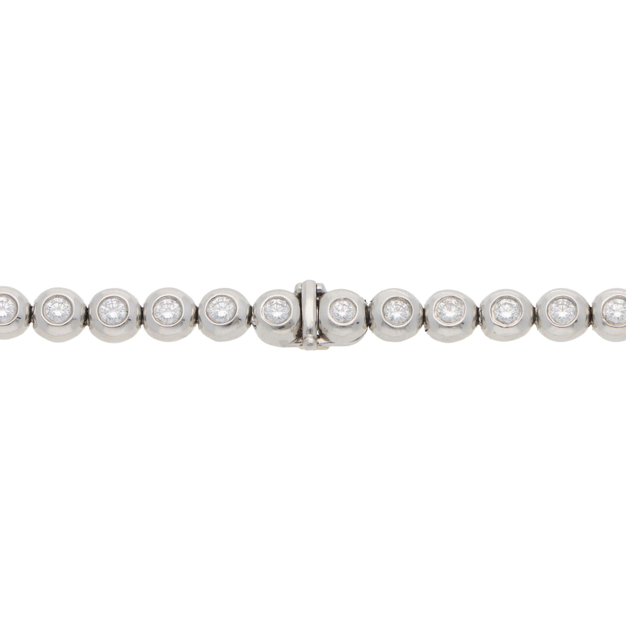 Una classica collana vintage con linea di diamanti di Tiffany & Co. splendidamente realizzata a mano in platino.

Questa collana splendidamente articolata ed elegante è composta da ottantadue diamanti rotondi taglio brillante di qualità pregiata