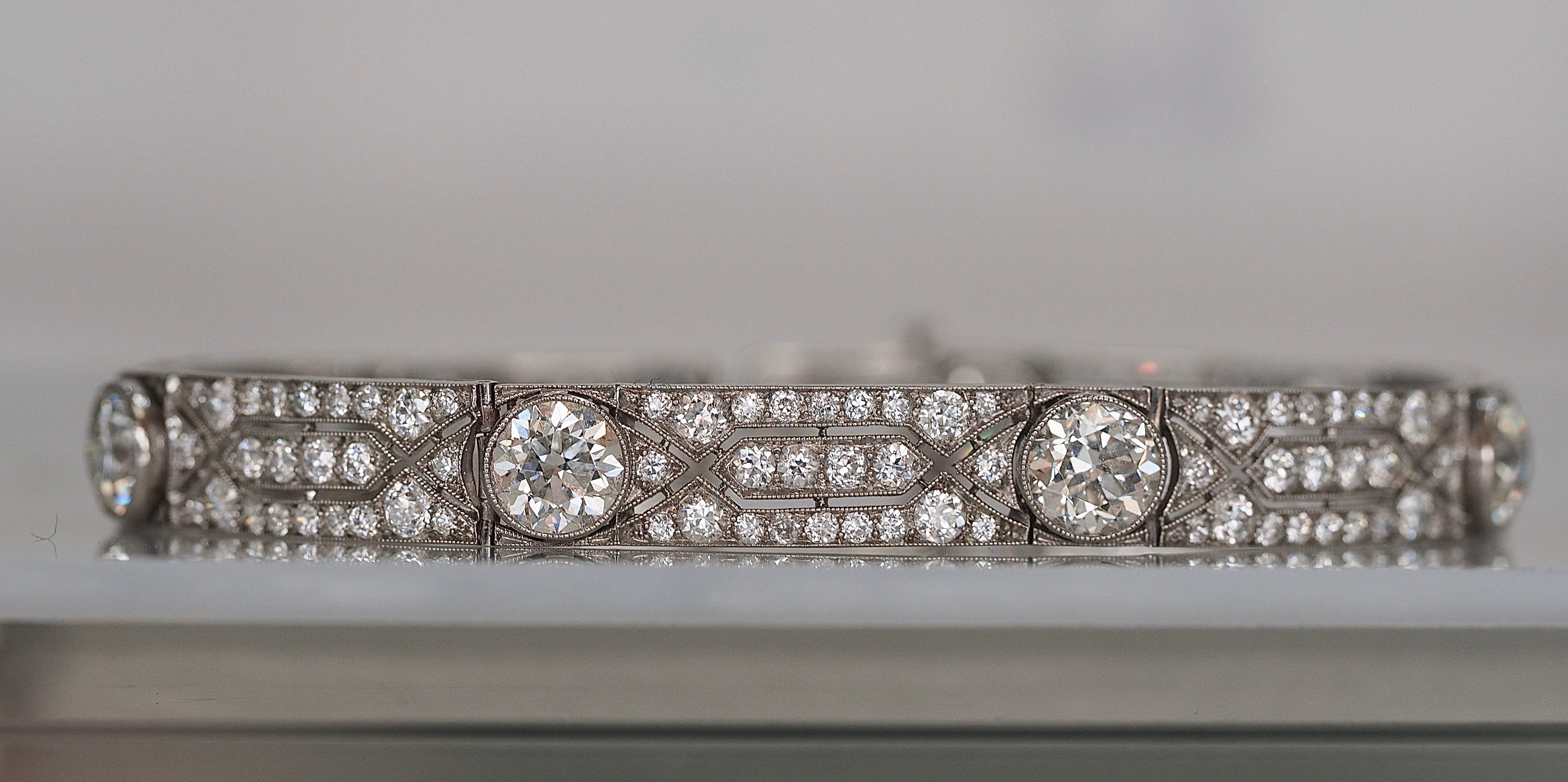 Ce bracelet Vintage Tiffany & CO en platine datant de 1995 est absolument remarquable. Il y a sept anciens diamants de taille edwardienne allant de 0,95 à 1,00 carat chacun, pour un poids total en carats de 6,81 CTW, sertis en lunette et entourés
